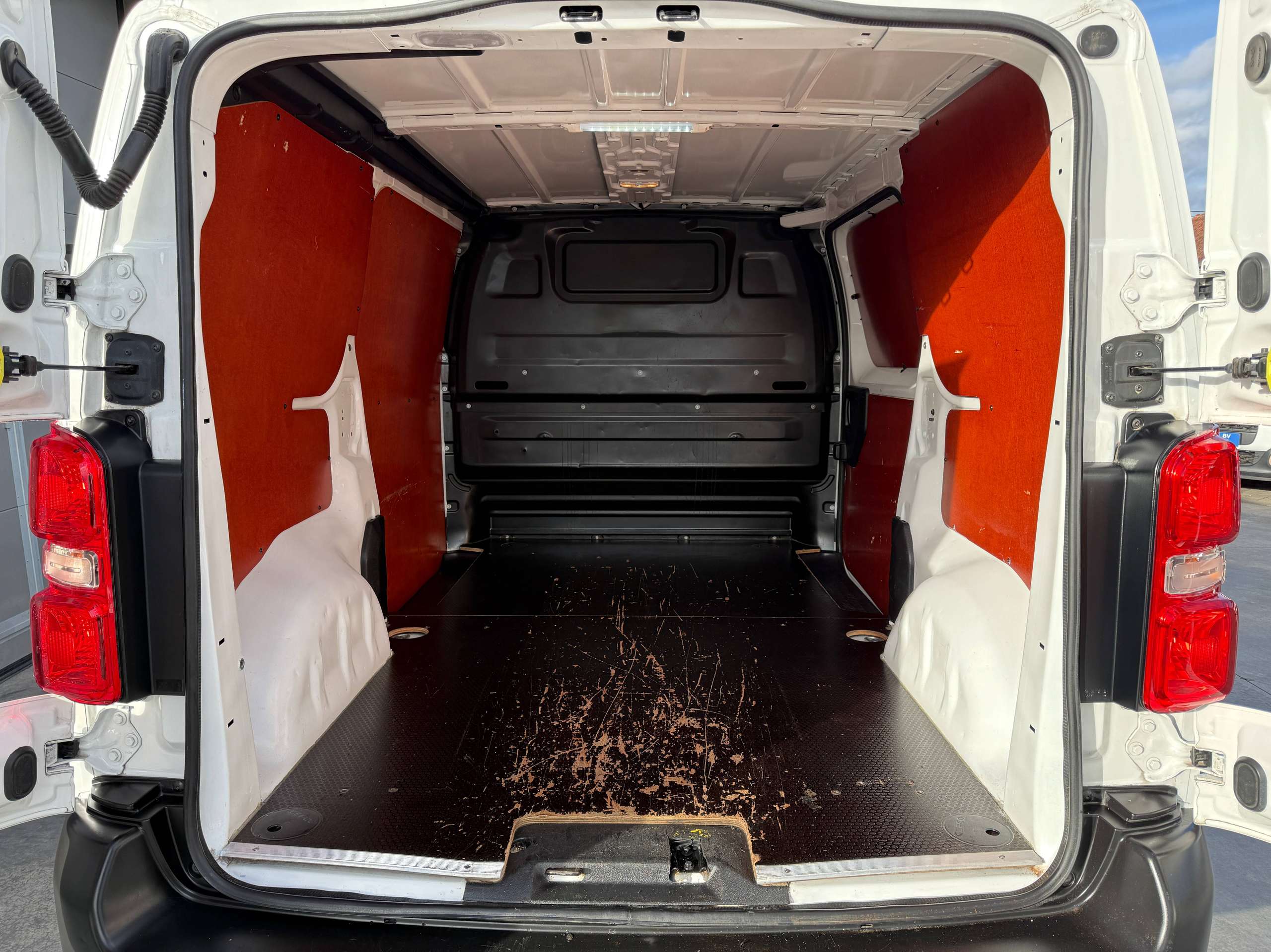 e9b94c1a-ae2a-493c-89d8-268ebcfa966513-peugeot-expert-2-0-hdi-122pk-3-zit-navigatie-leder-carplay-pdc.jpg