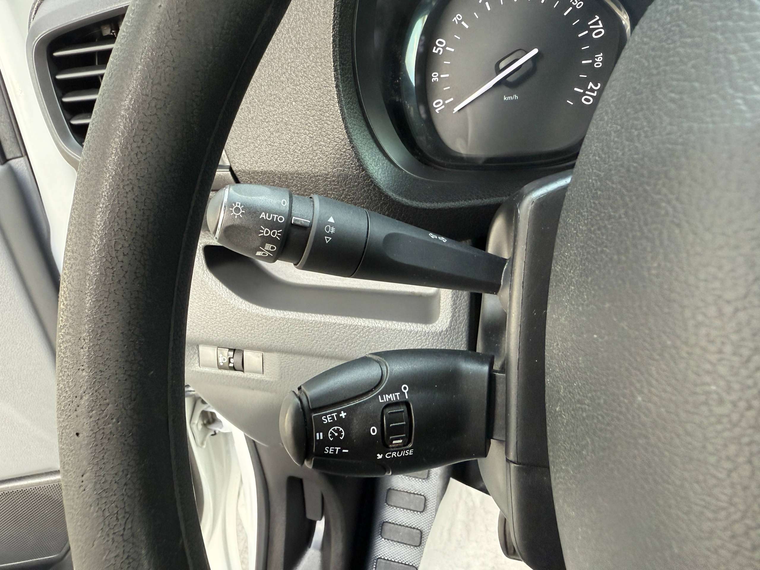 e9b94c1a-ae2a-493c-89d8-268ebcfa966514-peugeot-expert-2-0-hdi-122pk-3-zit-navigatie-leder-carplay-pdc.jpg
