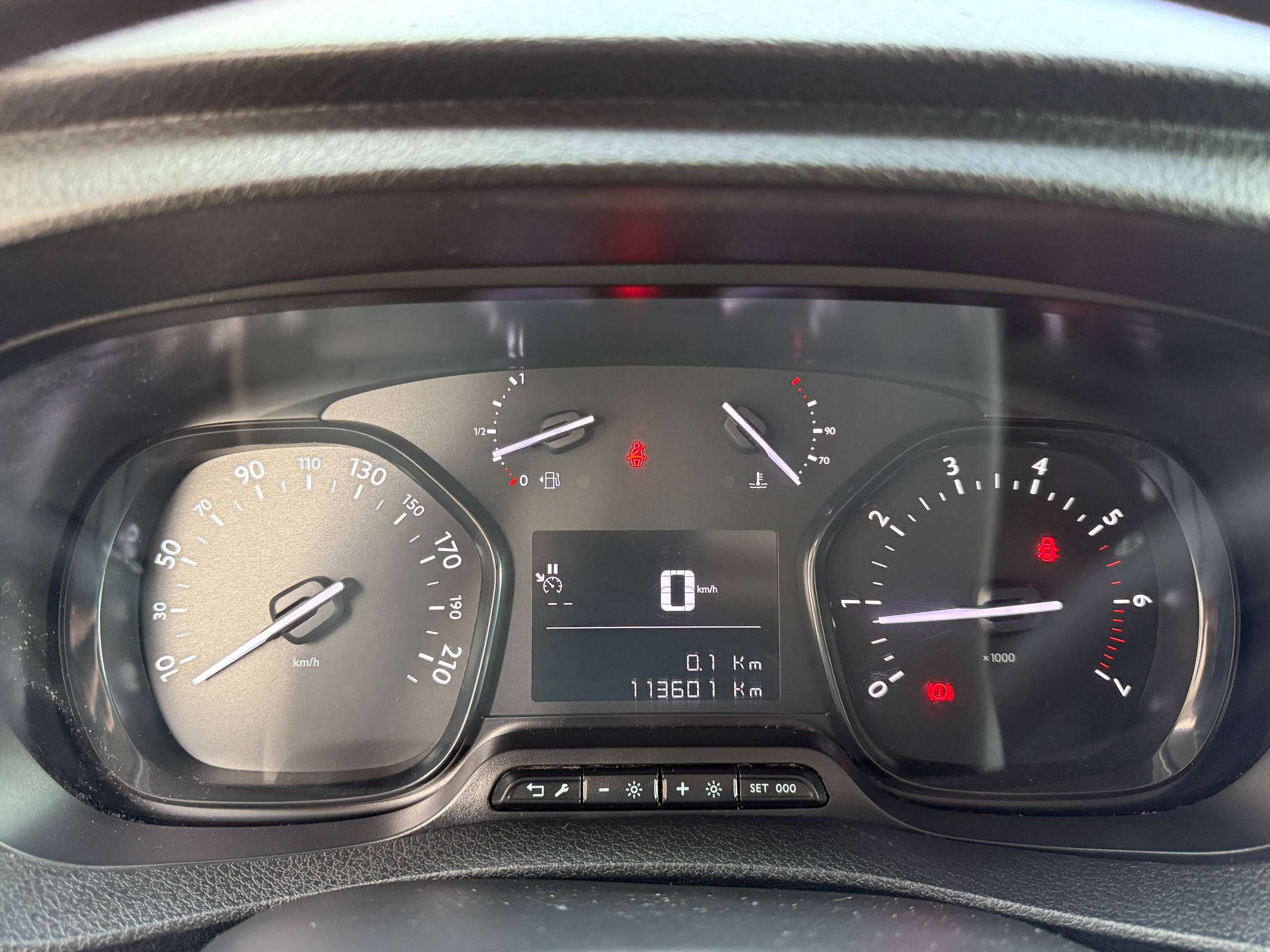 e9b94c1a-ae2a-493c-89d8-268ebcfa966515-peugeot-expert-2-0-hdi-122pk-3-zit-navigatie-leder-carplay-pdc.jpg