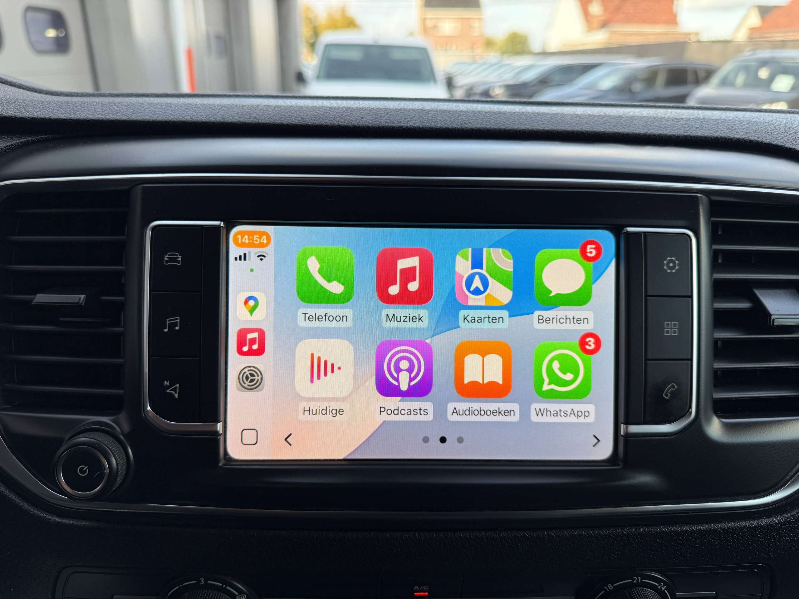e9b94c1a-ae2a-493c-89d8-268ebcfa966521-peugeot-expert-2-0-hdi-122pk-3-zit-navigatie-leder-carplay-pdc.jpg