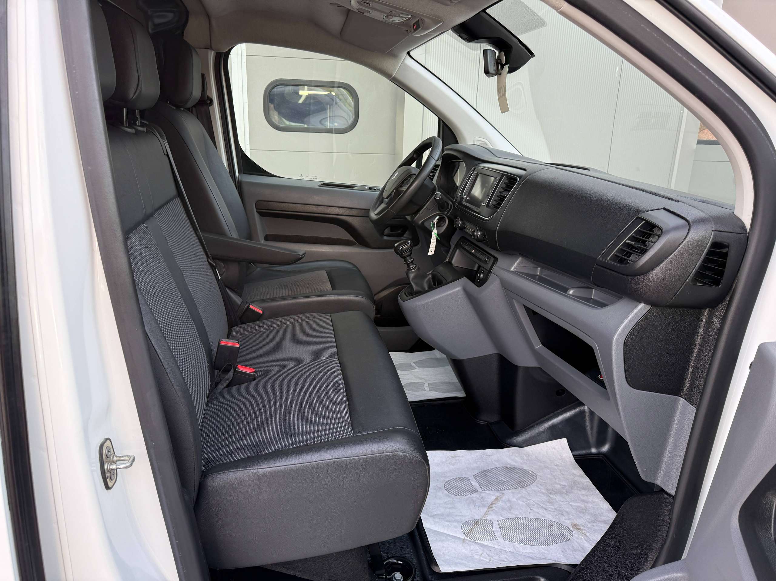 e9b94c1a-ae2a-493c-89d8-268ebcfa966523-peugeot-expert-2-0-hdi-122pk-3-zit-navigatie-leder-carplay-pdc.jpg