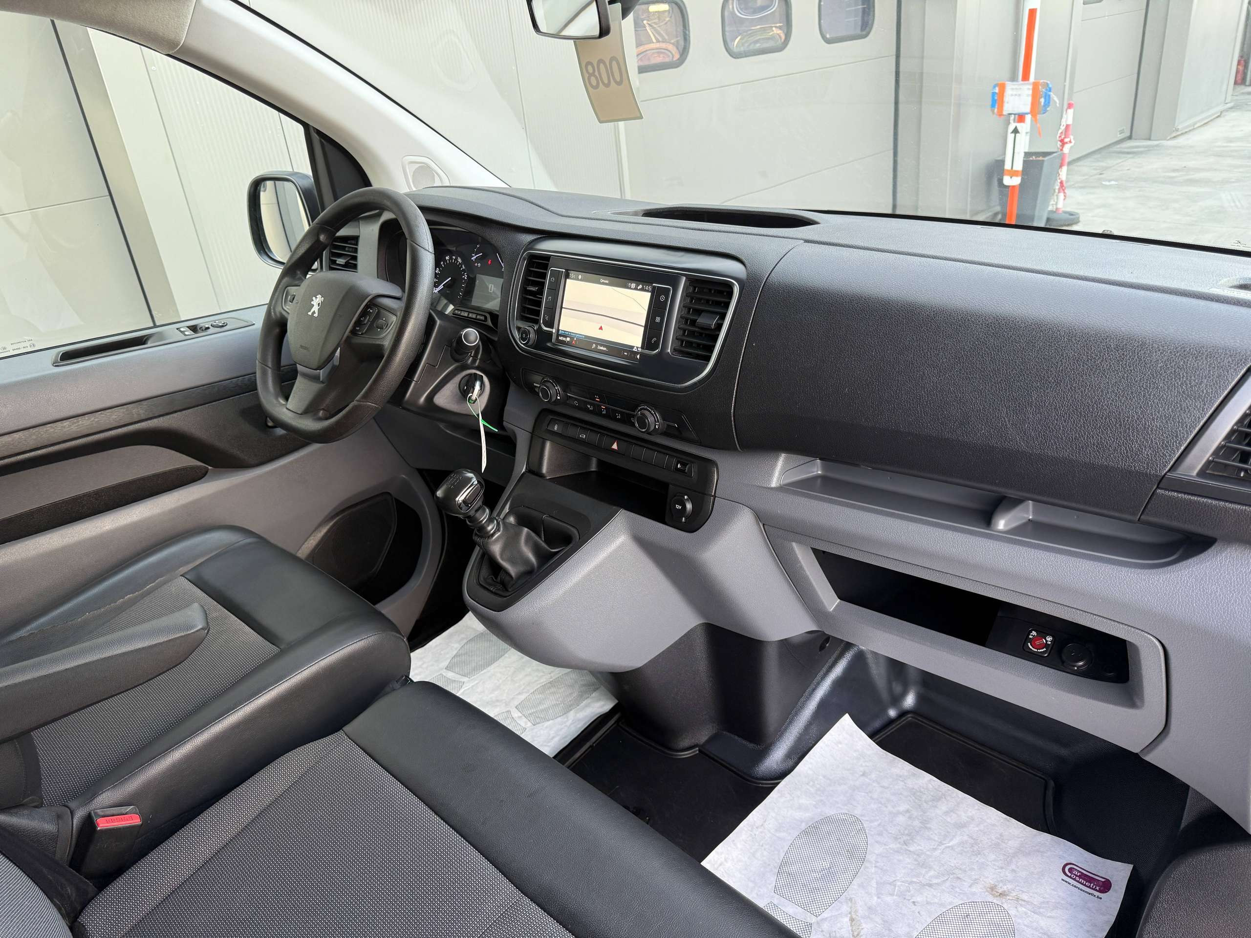 e9b94c1a-ae2a-493c-89d8-268ebcfa966524-peugeot-expert-2-0-hdi-122pk-3-zit-navigatie-leder-carplay-pdc.jpg