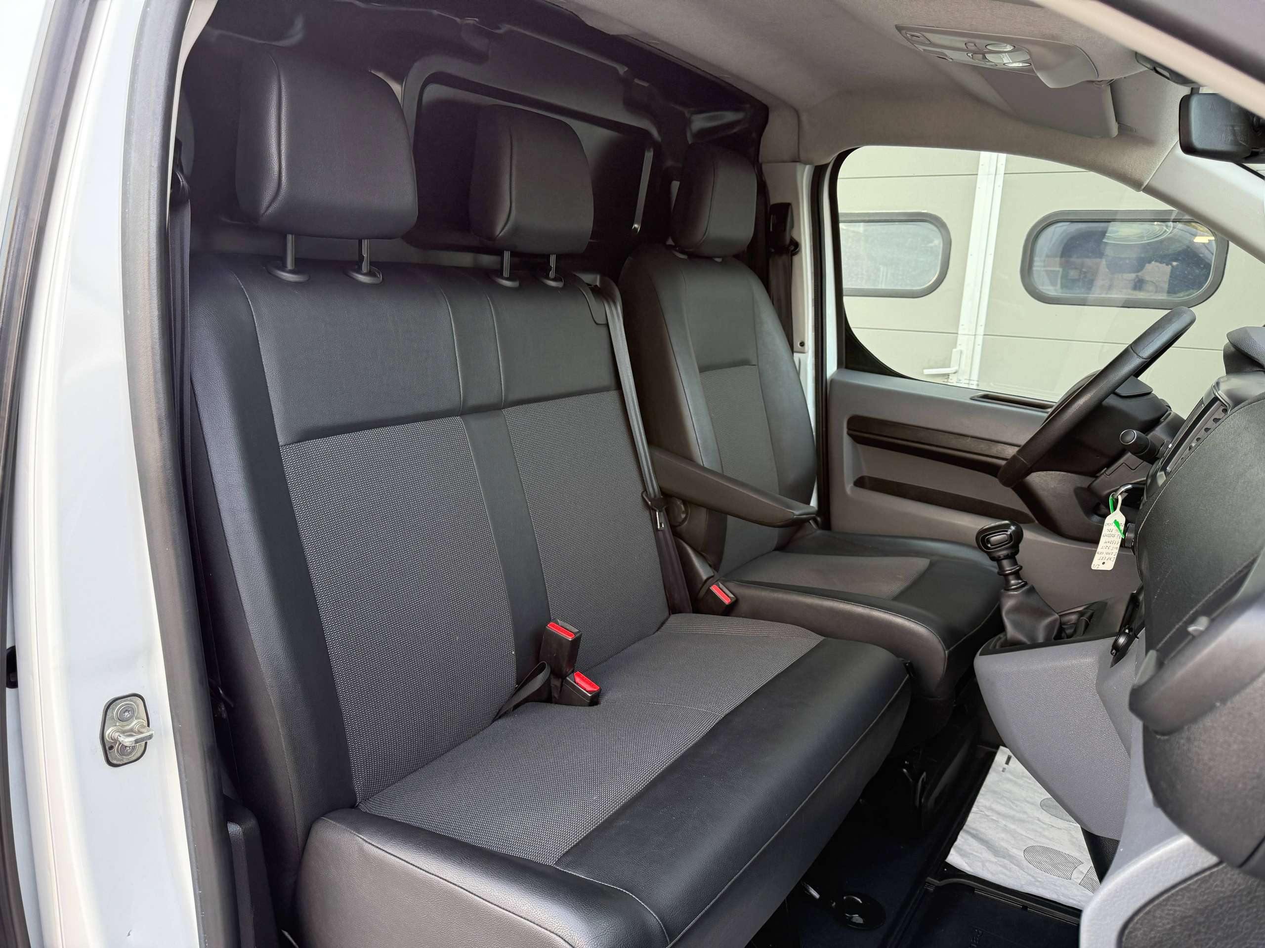 e9b94c1a-ae2a-493c-89d8-268ebcfa966525-peugeot-expert-2-0-hdi-122pk-3-zit-navigatie-leder-carplay-pdc.jpg