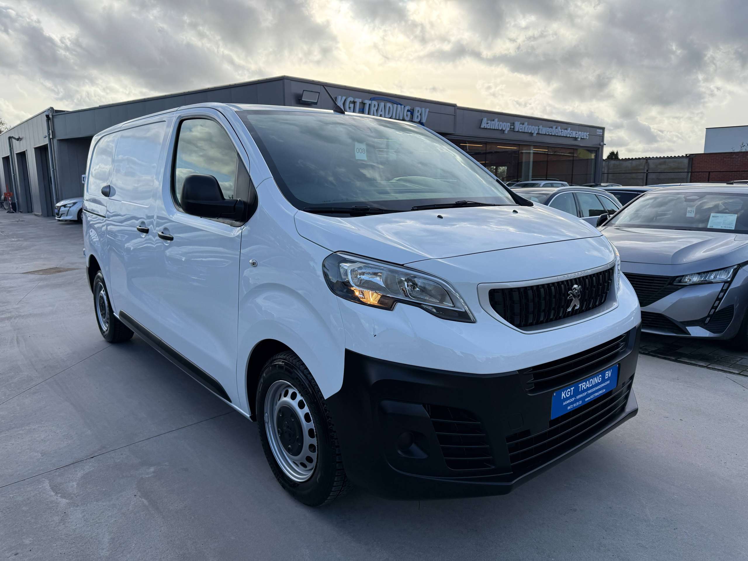 e9b94c1a-ae2a-493c-89d8-268ebcfa96653-peugeot-expert-2-0-hdi-122pk-3-zit-navigatie-leder-carplay-pdc.jpg