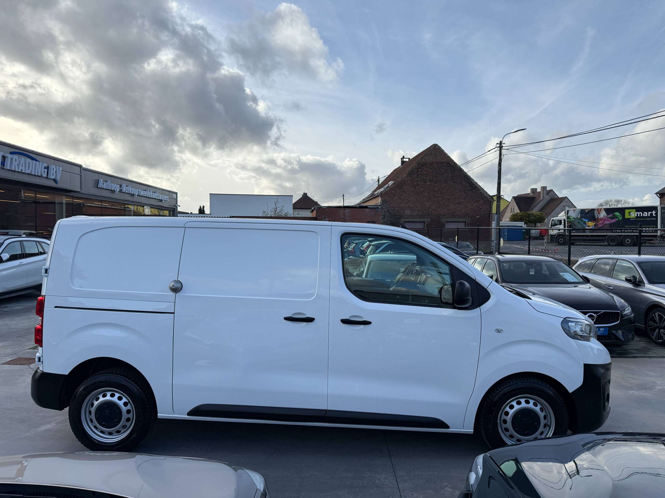 e9b94c1a-ae2a-493c-89d8-268ebcfa96654-peugeot-expert-2-0-hdi-122pk-3-zit-navigatie-leder-carplay-pdc.jpg
