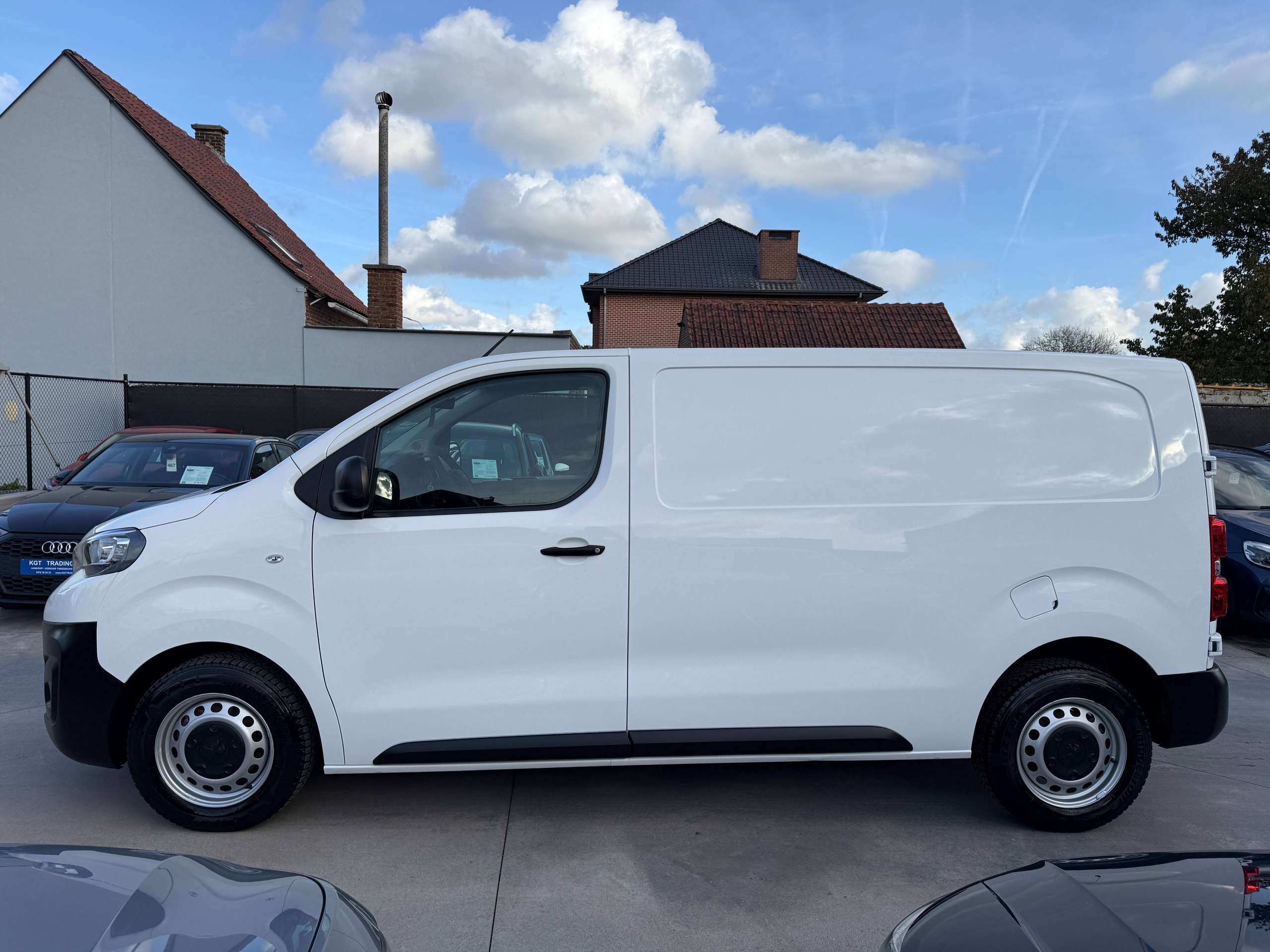 e9b94c1a-ae2a-493c-89d8-268ebcfa96658-peugeot-expert-2-0-hdi-122pk-3-zit-navigatie-leder-carplay-pdc.jpg