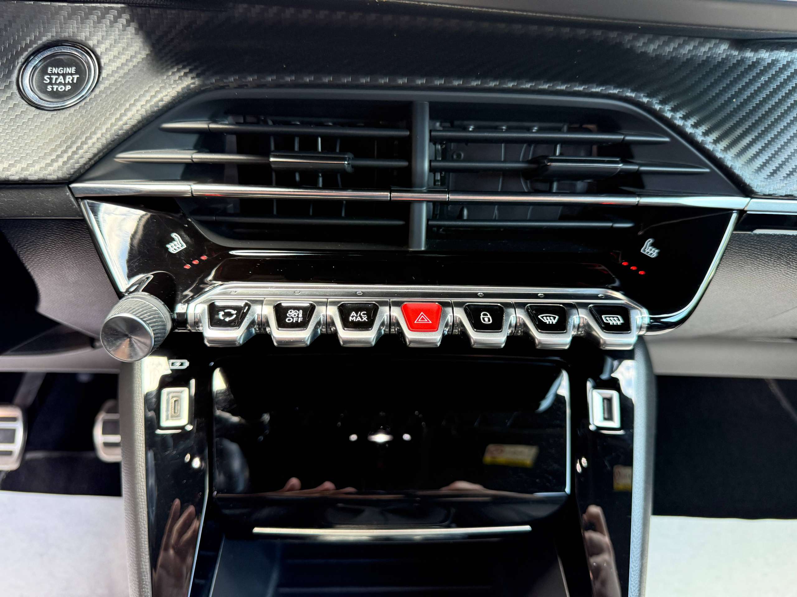 eb64bd93-ae06-48fc-8201-f6031e5645b121-peugeot-208-1-2i-101pk-gt-line-leder-virtual-camera-carplay-pdc-full-led-alu.jpg