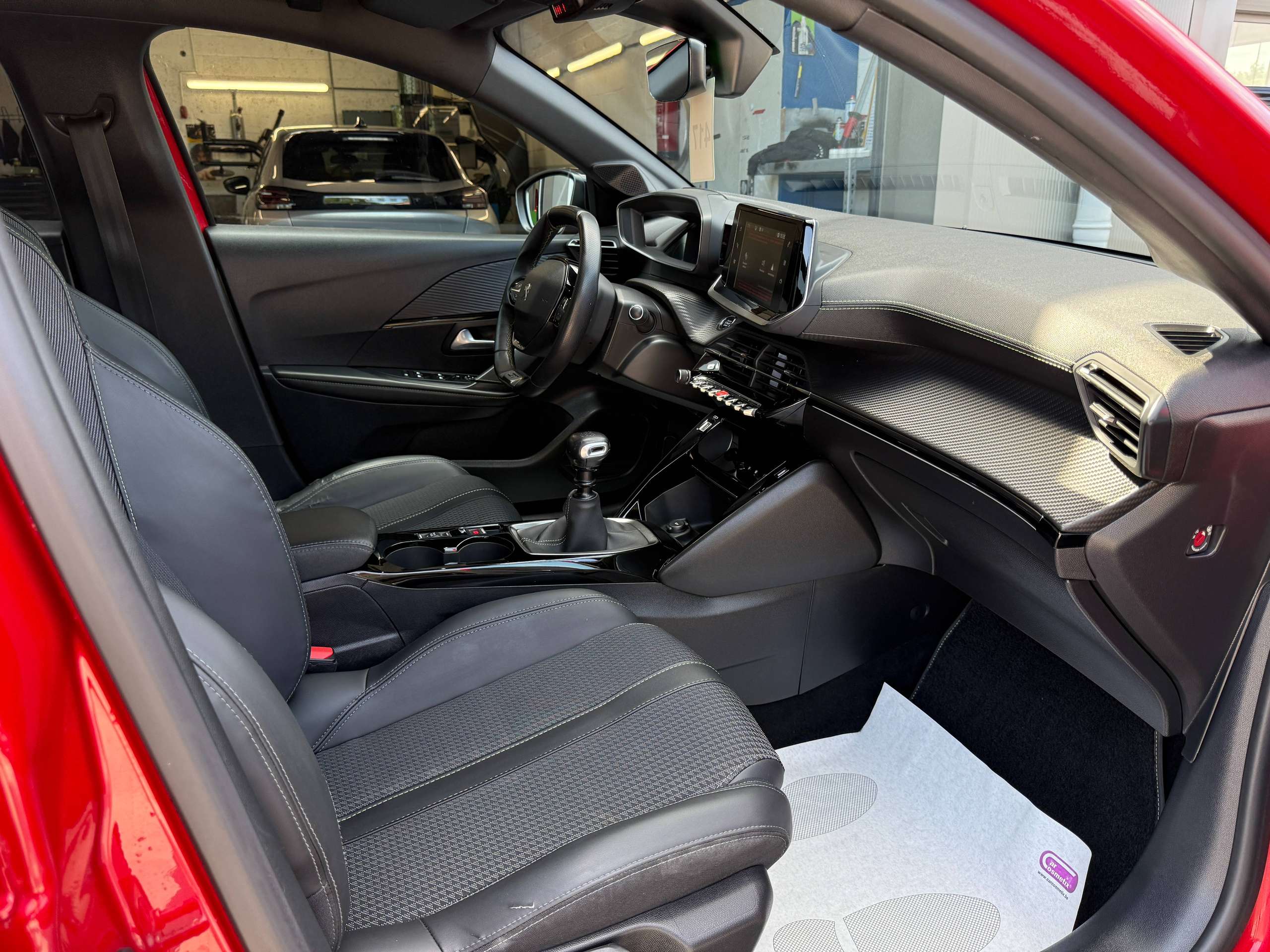 eb64bd93-ae06-48fc-8201-f6031e5645b127-peugeot-208-1-2i-101pk-gt-line-leder-virtual-camera-carplay-pdc-full-led-alu.jpg
