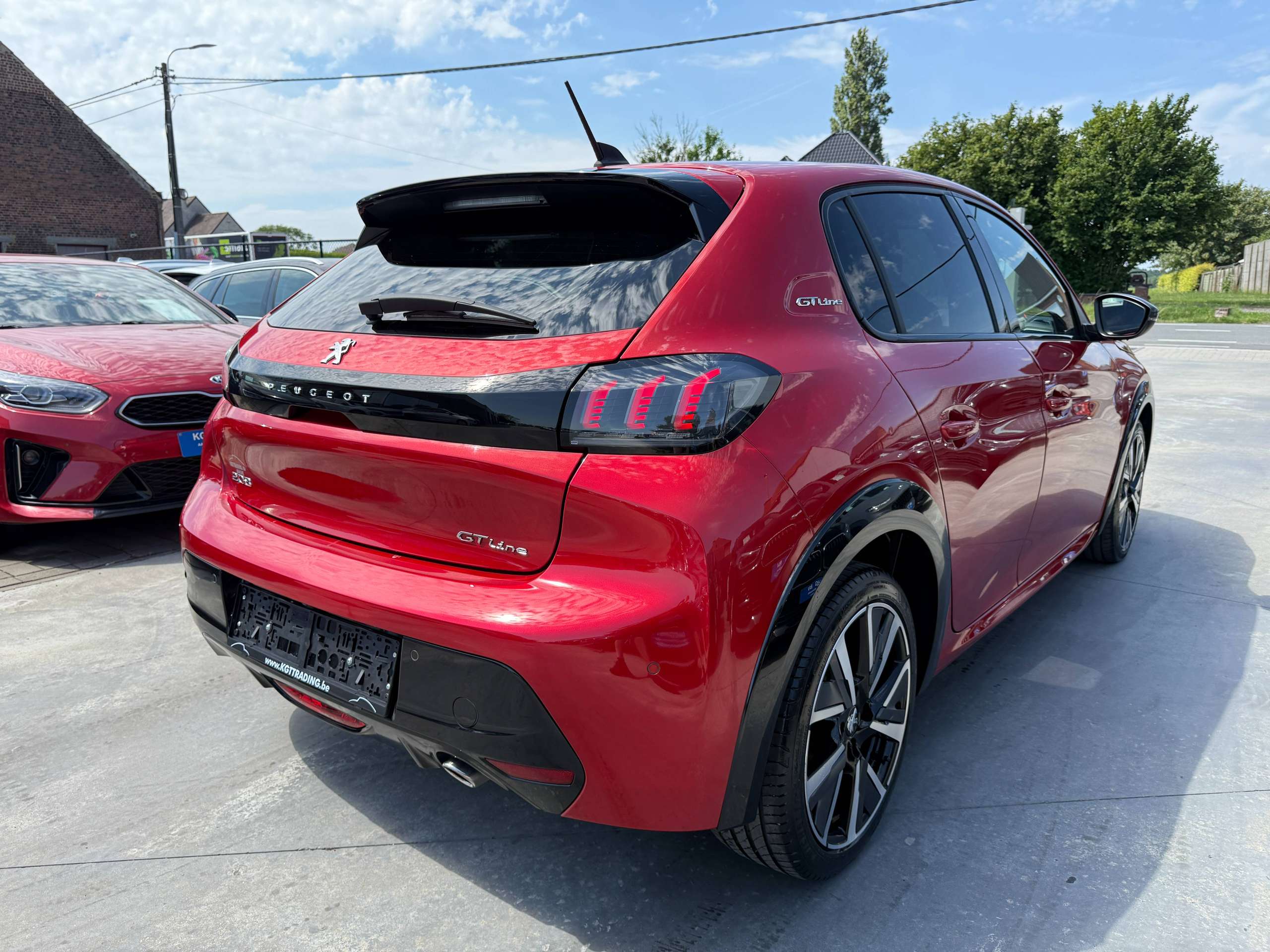 eb64bd93-ae06-48fc-8201-f6031e5645b15-peugeot-208-1-2i-101pk-gt-line-leder-virtual-camera-carplay-pdc-full-led-alu.jpg