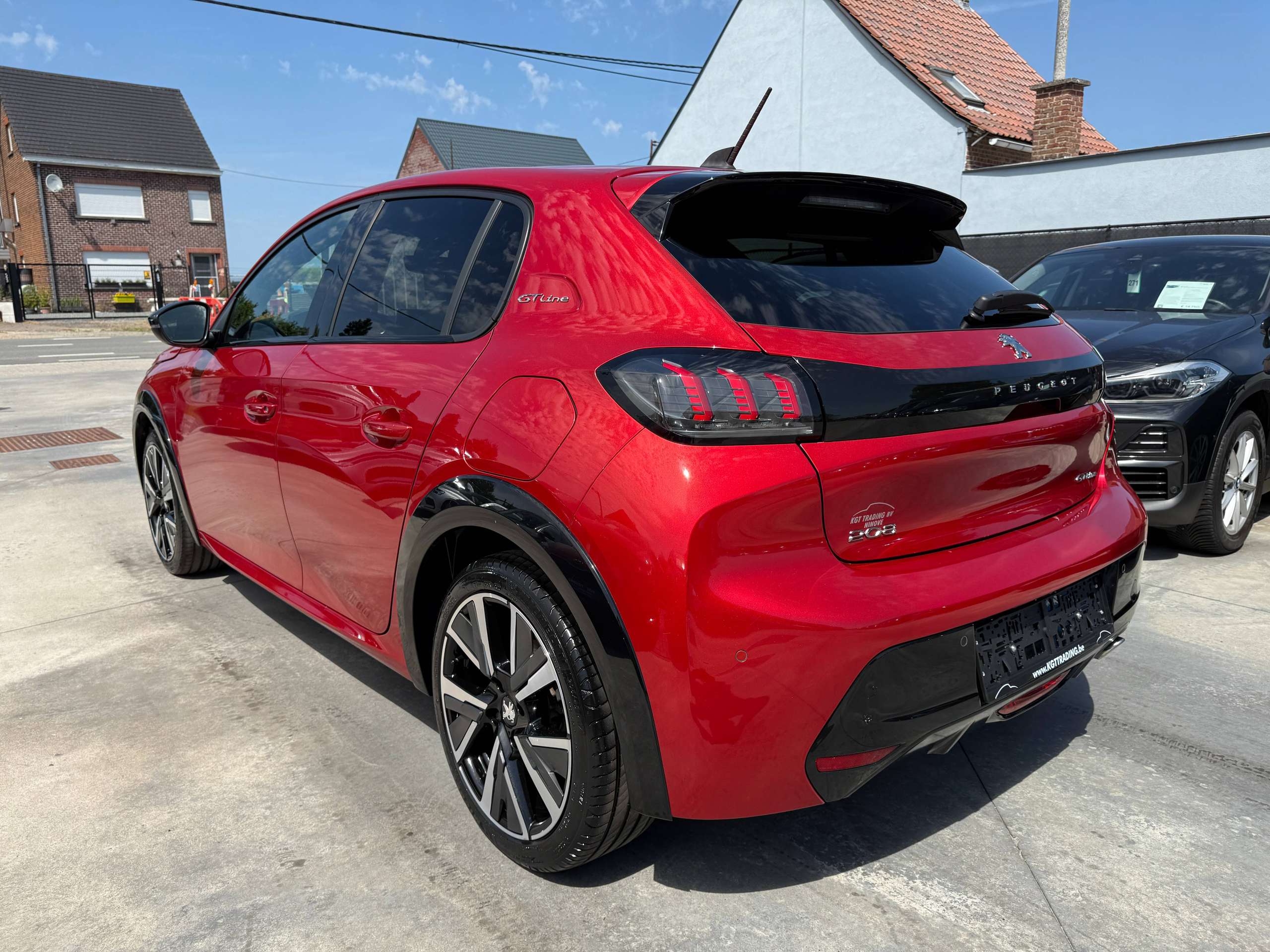 eb64bd93-ae06-48fc-8201-f6031e5645b17-peugeot-208-1-2i-101pk-gt-line-leder-virtual-camera-carplay-pdc-full-led-alu.jpg