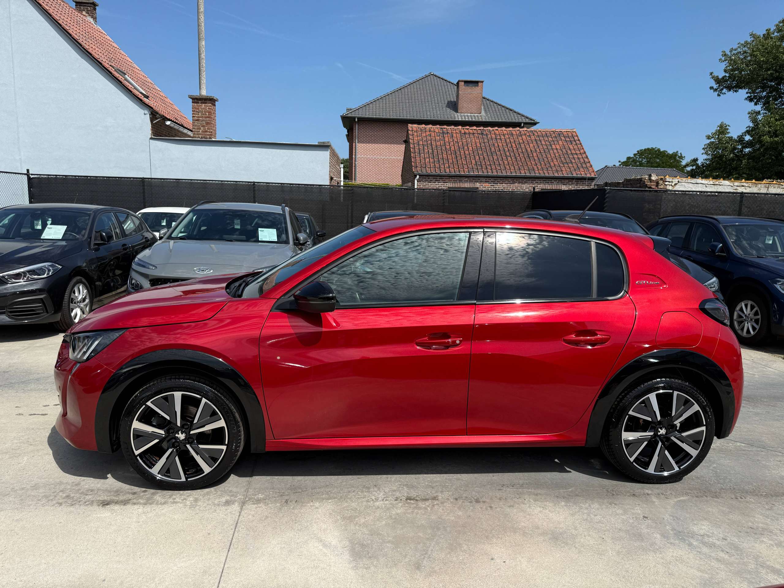 eb64bd93-ae06-48fc-8201-f6031e5645b18-peugeot-208-1-2i-101pk-gt-line-leder-virtual-camera-carplay-pdc-full-led-alu.jpg