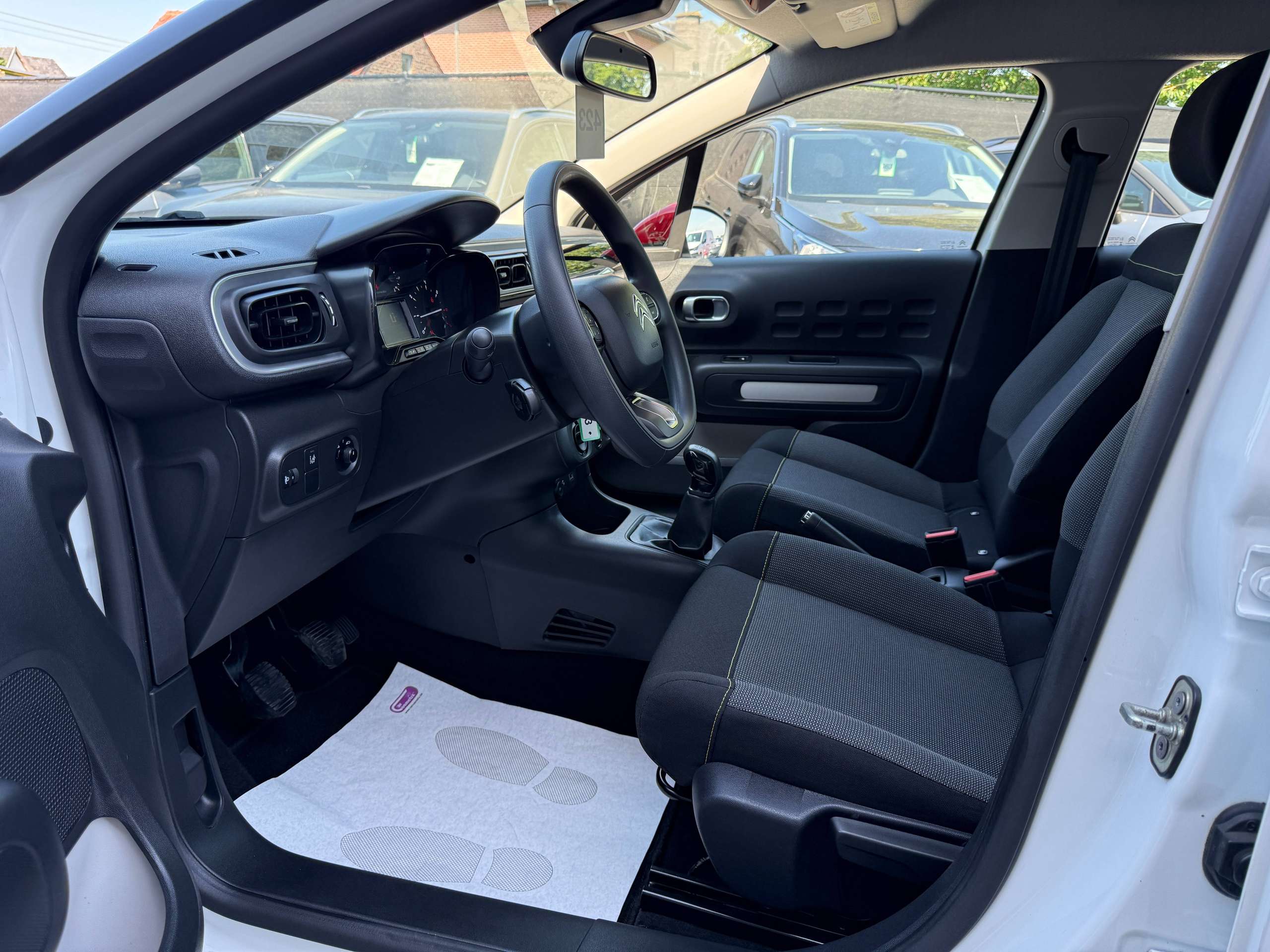 eff3cf91-eedd-44cb-81c7-2a07c7059d5f11-citroen-c3-1-2i-82pk-airbumps-bluetooth-parkeersensoren-airco-carpass.jpg