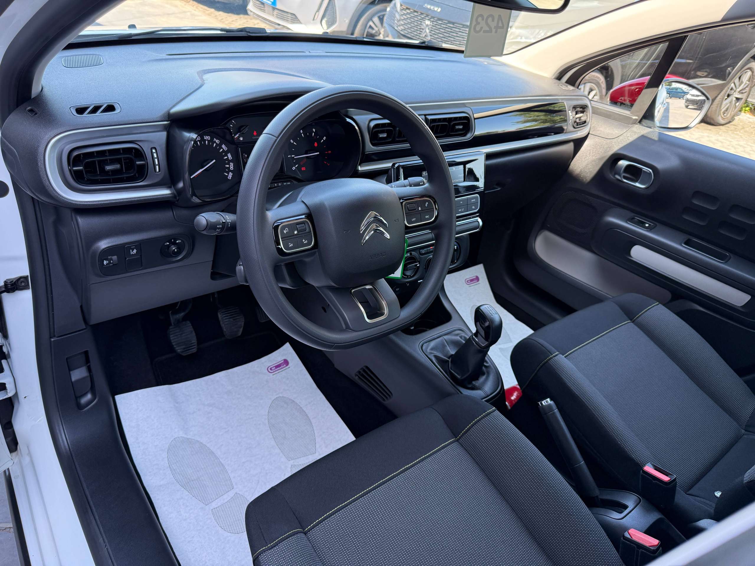 eff3cf91-eedd-44cb-81c7-2a07c7059d5f12-citroen-c3-1-2i-82pk-airbumps-bluetooth-parkeersensoren-airco-carpass.jpg