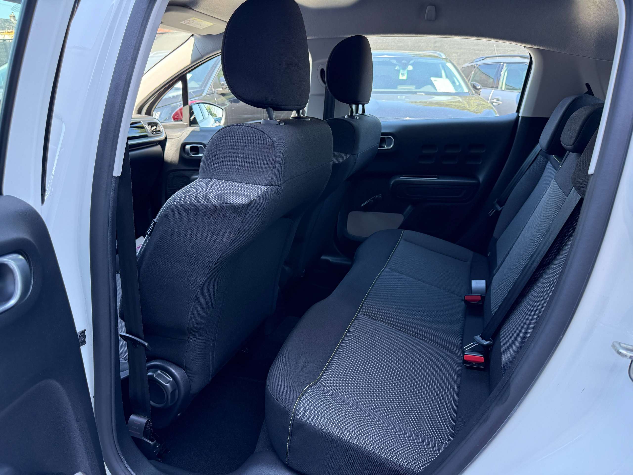 eff3cf91-eedd-44cb-81c7-2a07c7059d5f13-citroen-c3-1-2i-82pk-airbumps-bluetooth-parkeersensoren-airco-carpass.jpg
