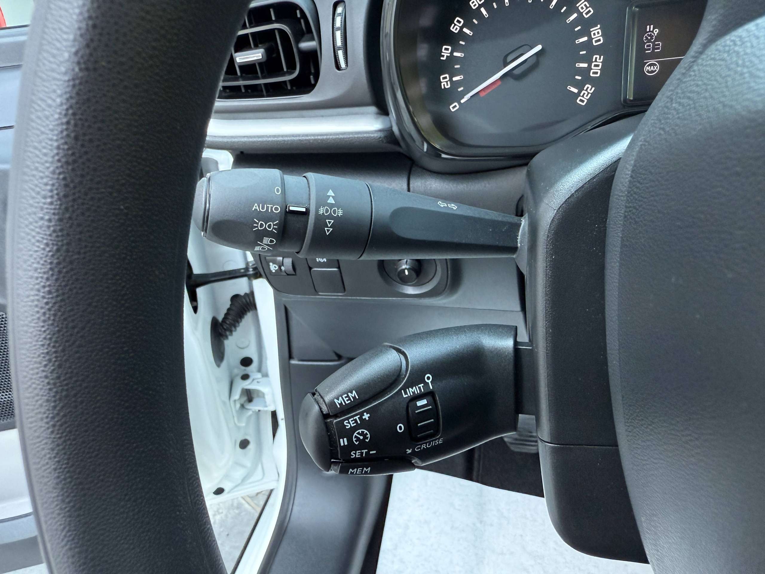 eff3cf91-eedd-44cb-81c7-2a07c7059d5f16-citroen-c3-1-2i-82pk-airbumps-bluetooth-parkeersensoren-airco-carpass.jpg
