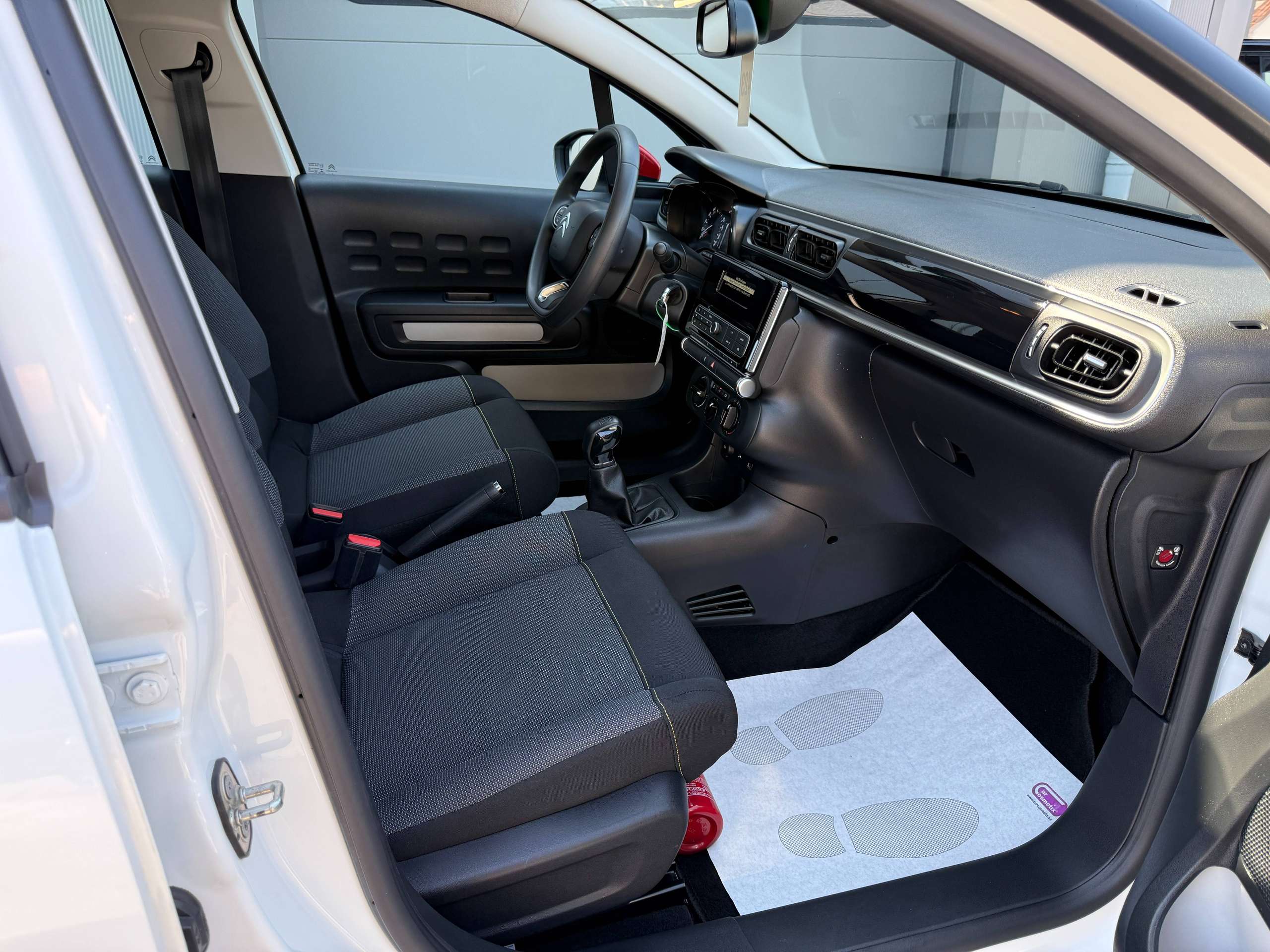 eff3cf91-eedd-44cb-81c7-2a07c7059d5f22-citroen-c3-1-2i-82pk-airbumps-bluetooth-parkeersensoren-airco-carpass.jpg