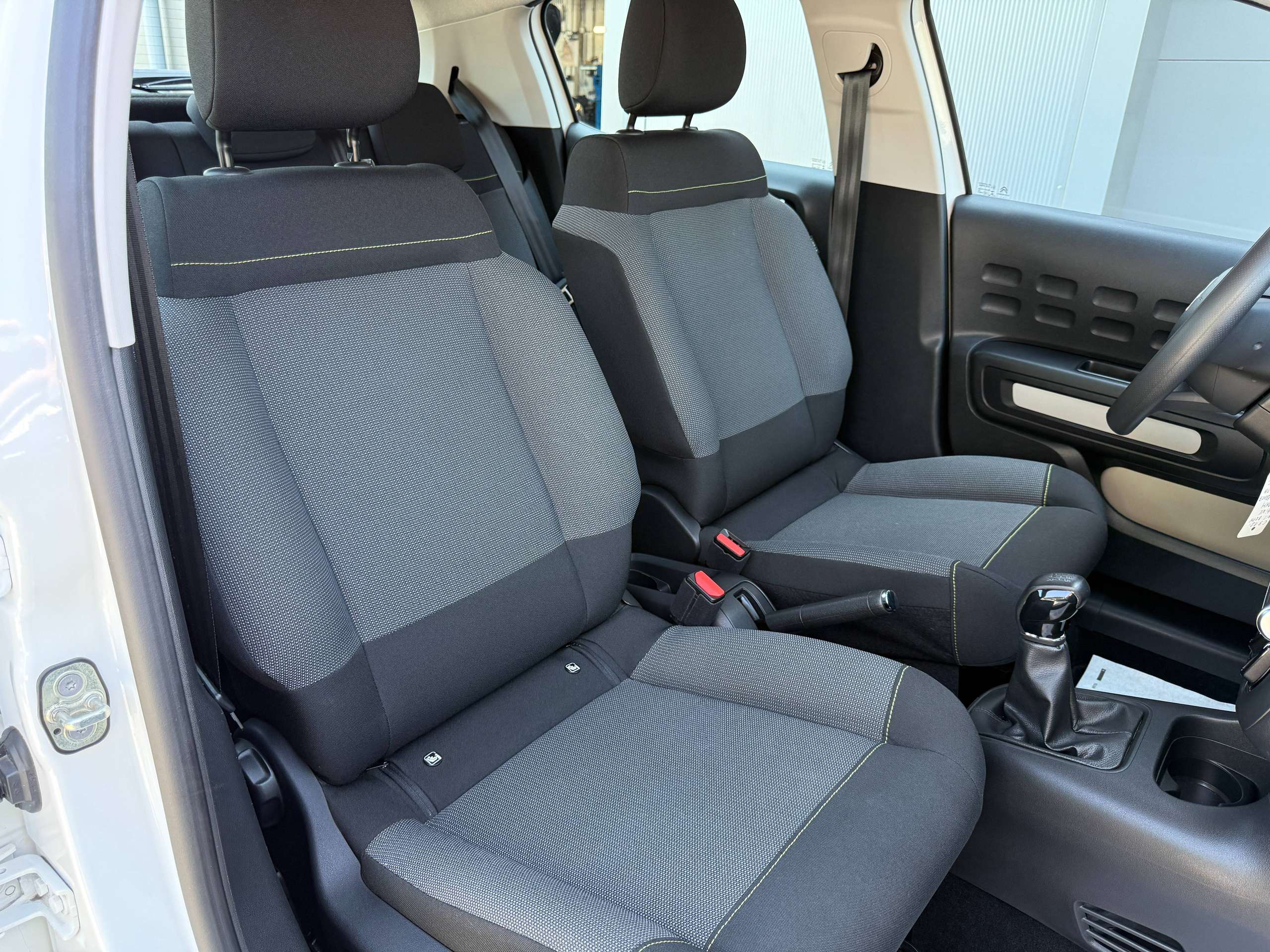 eff3cf91-eedd-44cb-81c7-2a07c7059d5f24-citroen-c3-1-2i-82pk-airbumps-bluetooth-parkeersensoren-airco-carpass.jpg