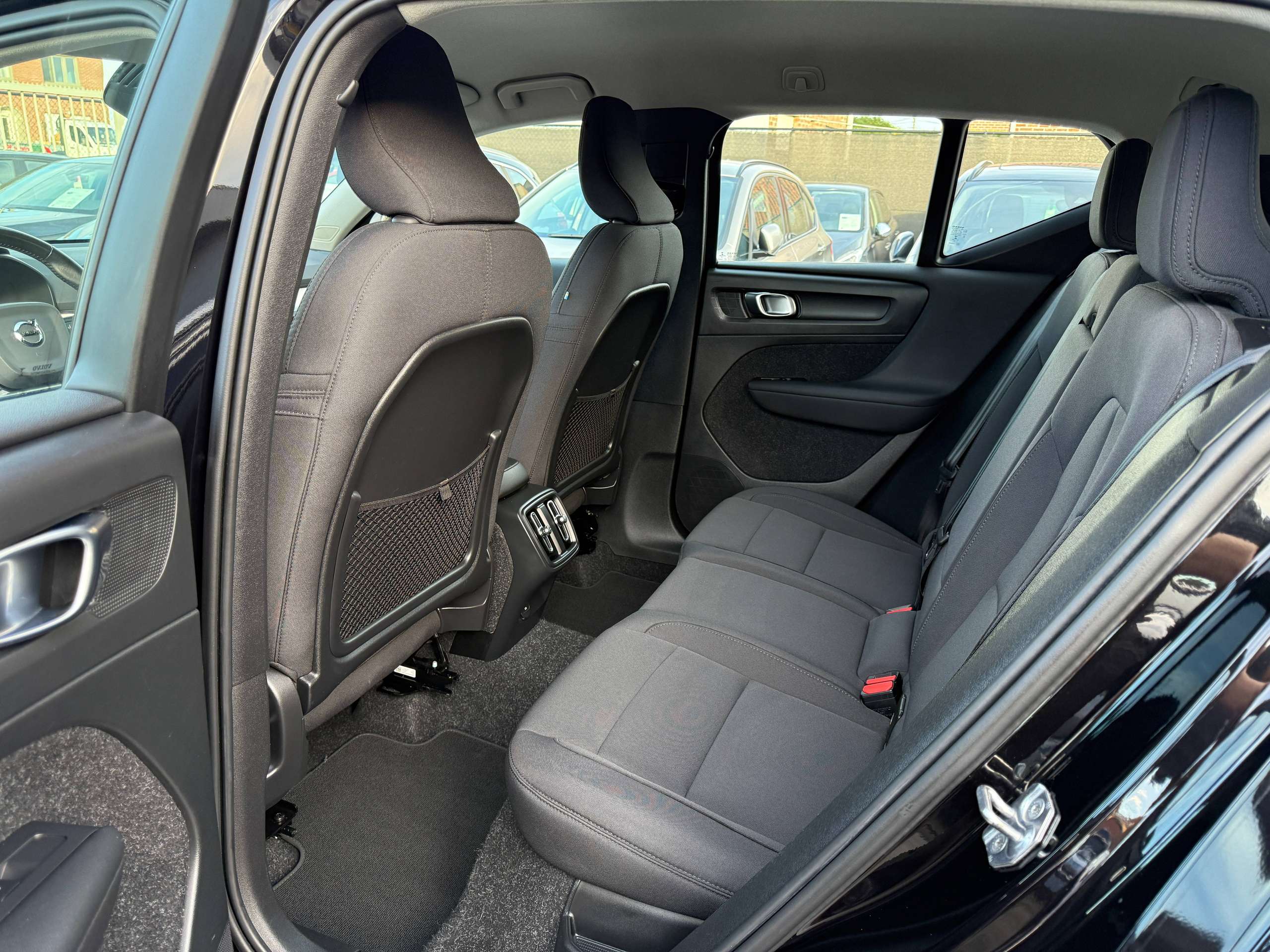 f7c2ce06-7304-449e-a348-ac0695046b3214-volvo-xc40-1-5-t2-129pk-navigatie-camera-full-led-carplay-pdc.jpg