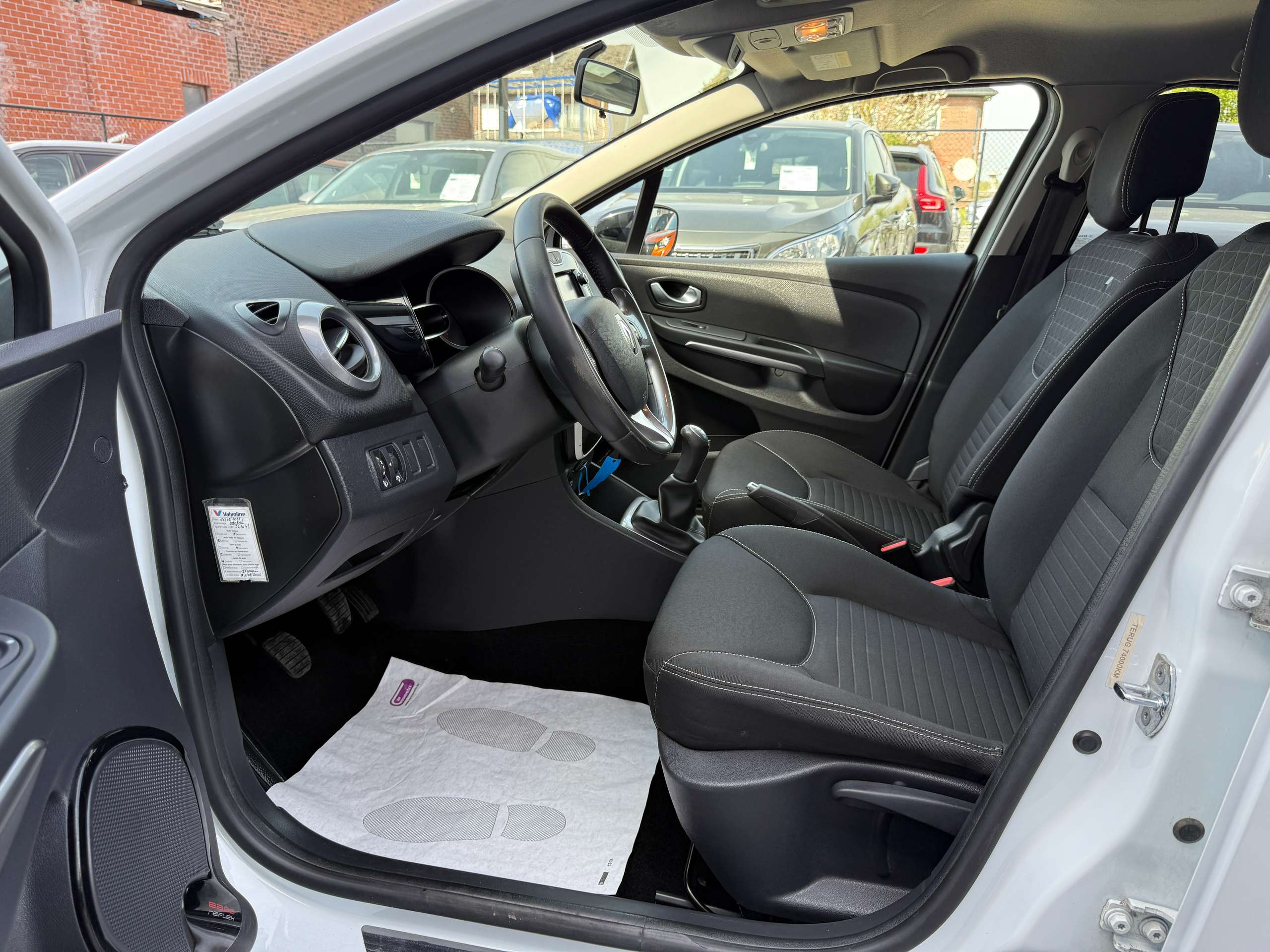 fa86839d-b717-440d-8fc8-458d638edff712-renault-clio-1-2i-limited-break-navigatie-bluetooth-alu-led-airco.jpg