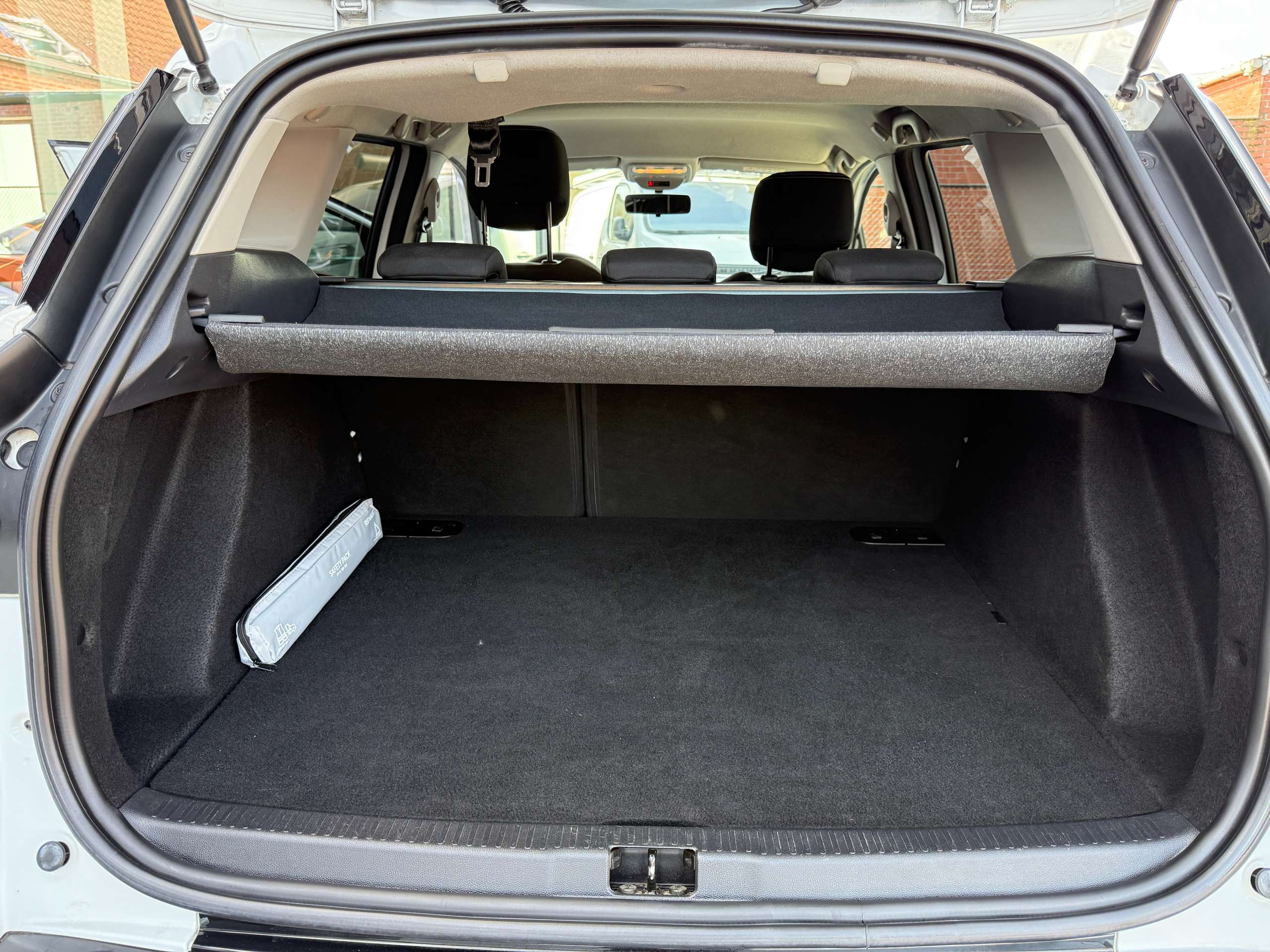 fa86839d-b717-440d-8fc8-458d638edff715-renault-clio-1-2i-limited-break-navigatie-bluetooth-alu-led-airco.jpg