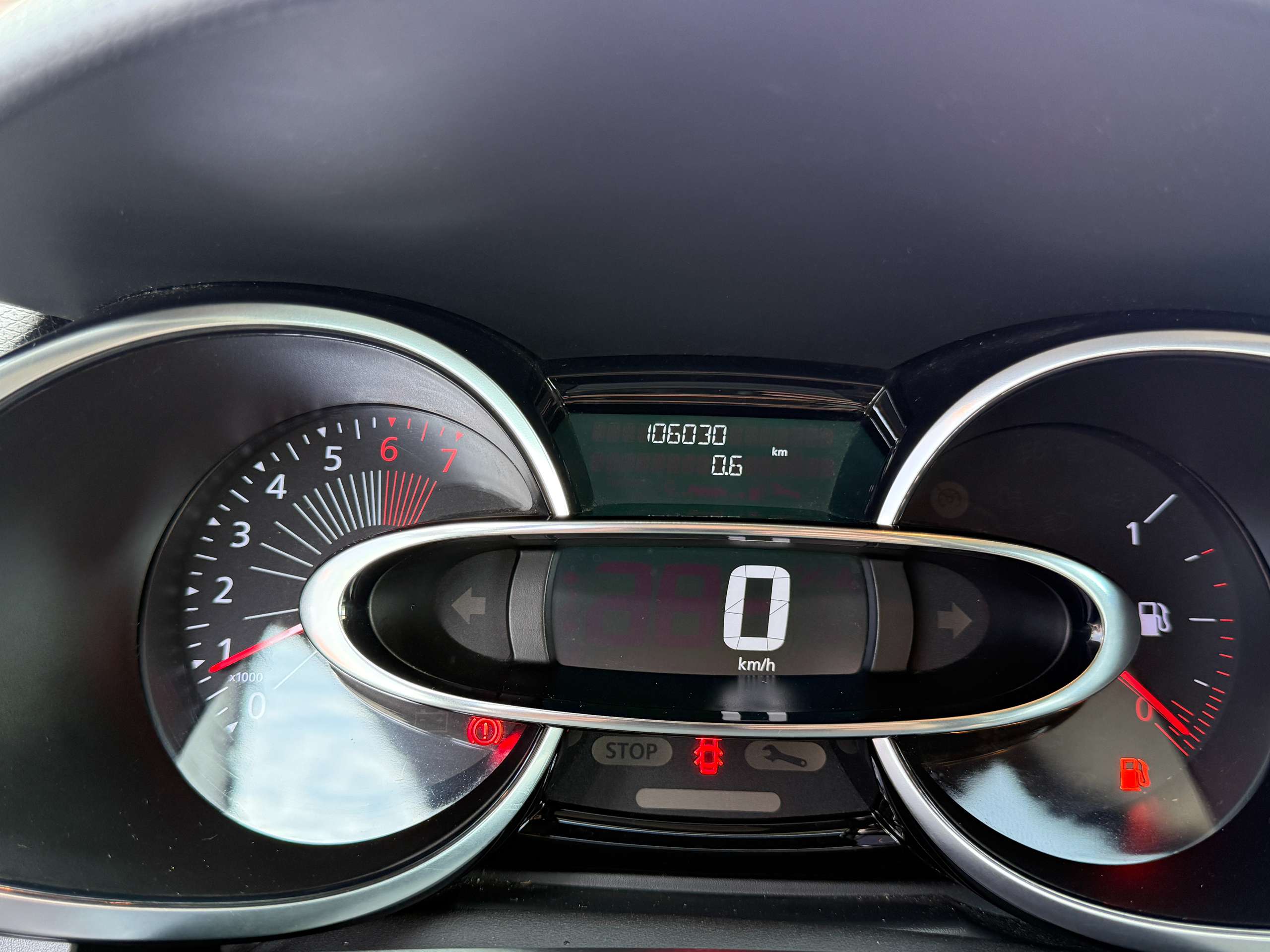 fa86839d-b717-440d-8fc8-458d638edff716-renault-clio-1-2i-limited-break-navigatie-bluetooth-alu-led-airco.jpg
