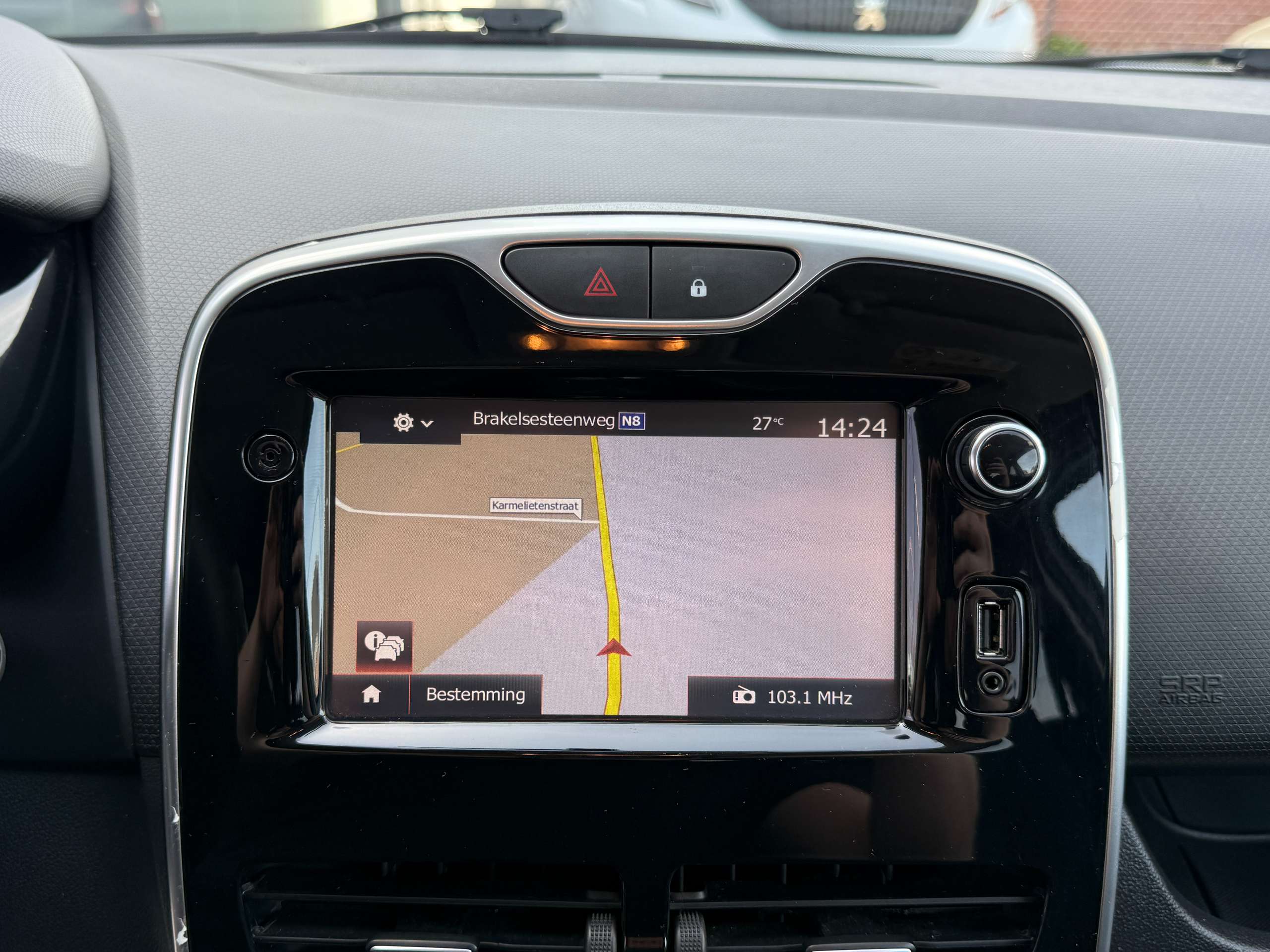 fa86839d-b717-440d-8fc8-458d638edff717-renault-clio-1-2i-limited-break-navigatie-bluetooth-alu-led-airco.jpg
