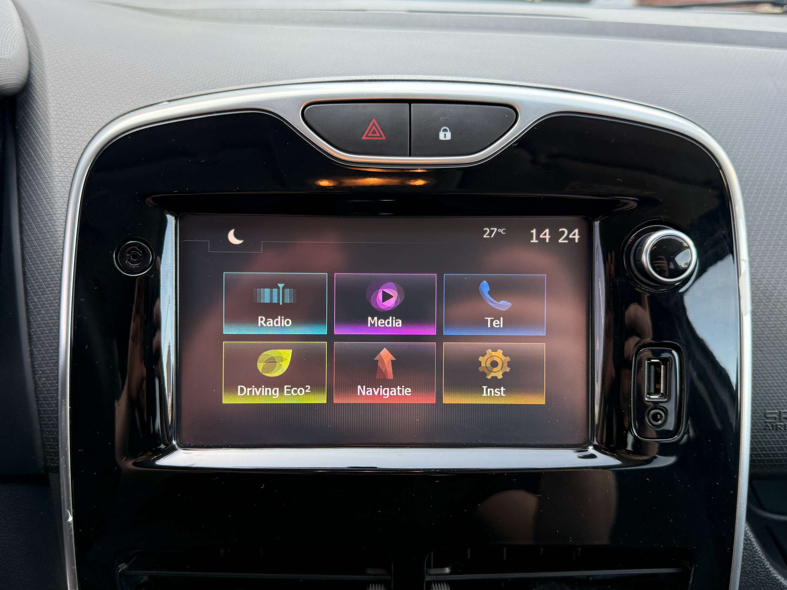 fa86839d-b717-440d-8fc8-458d638edff718-renault-clio-1-2i-limited-break-navigatie-bluetooth-alu-led-airco.jpg