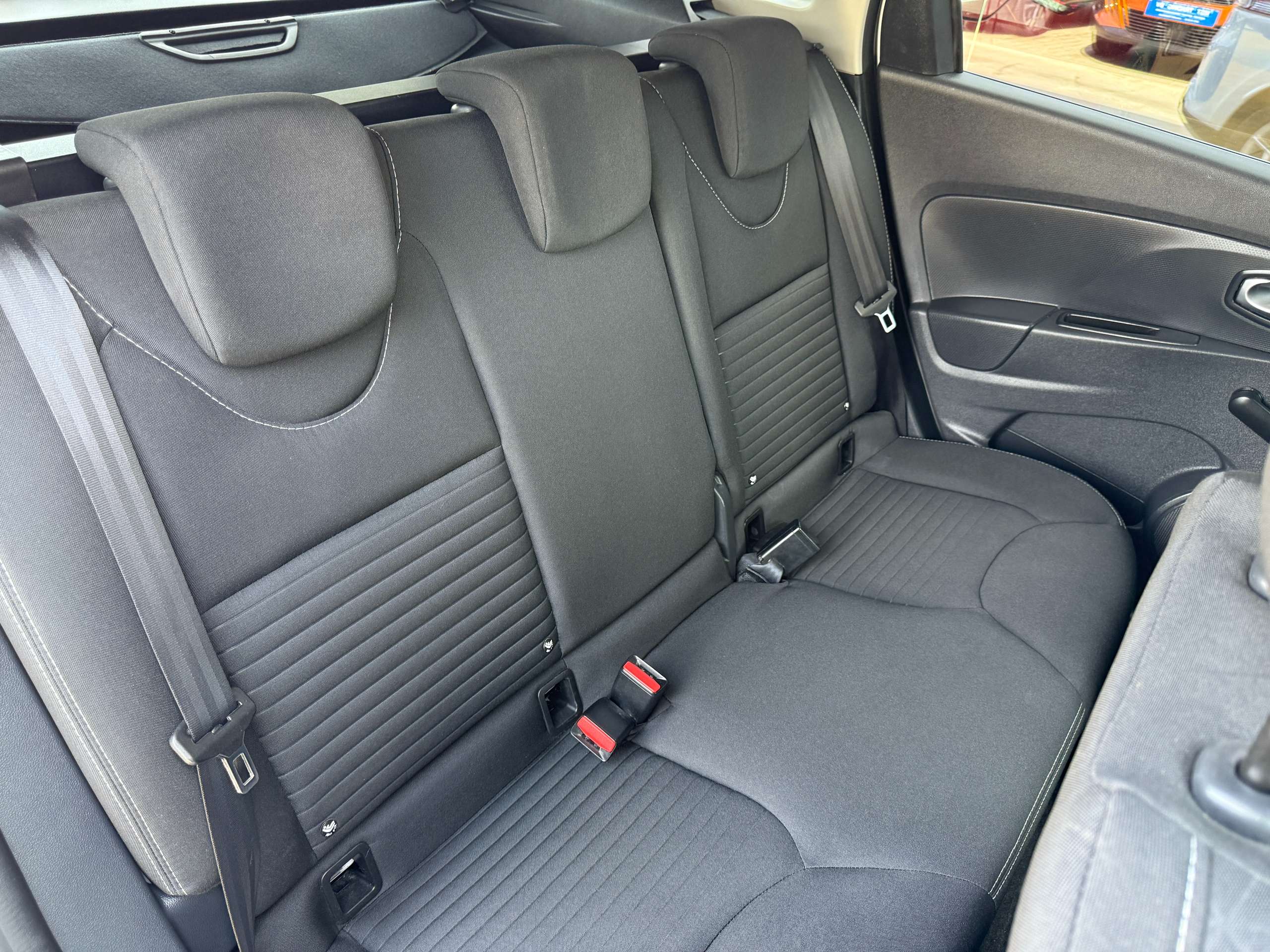 fa86839d-b717-440d-8fc8-458d638edff724-renault-clio-1-2i-limited-break-navigatie-bluetooth-alu-led-airco.jpg
