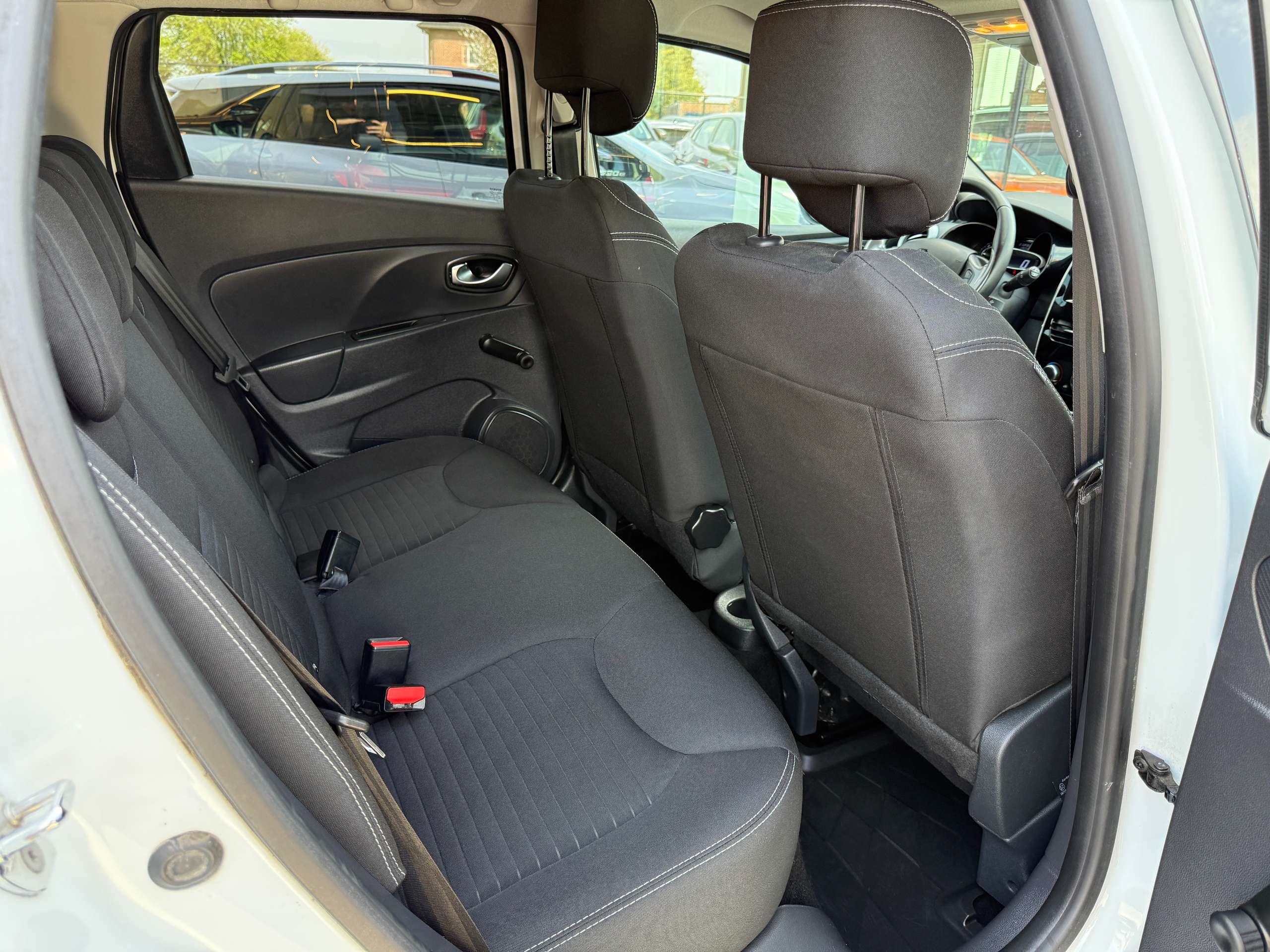 fa86839d-b717-440d-8fc8-458d638edff725-renault-clio-1-2i-limited-break-navigatie-bluetooth-alu-led-airco.jpg