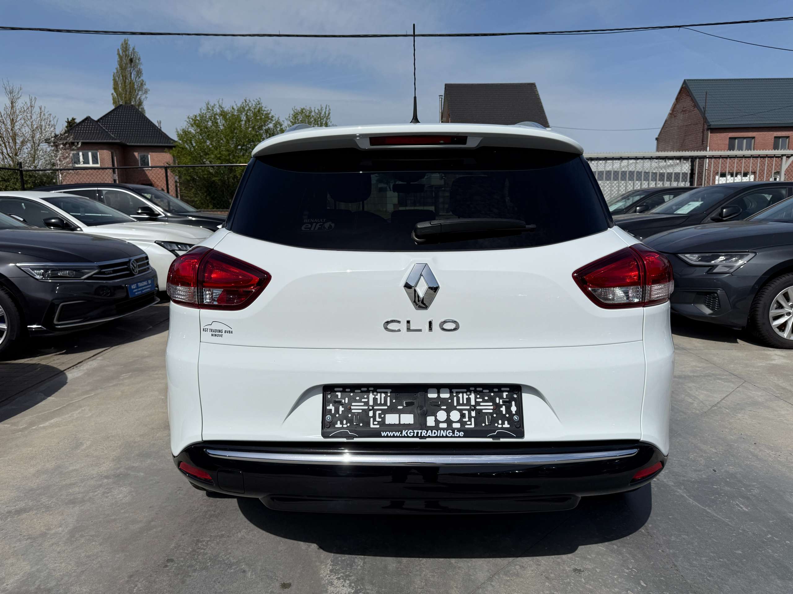 fa86839d-b717-440d-8fc8-458d638edff76-renault-clio-1-2i-limited-break-navigatie-bluetooth-alu-led-airco.jpg