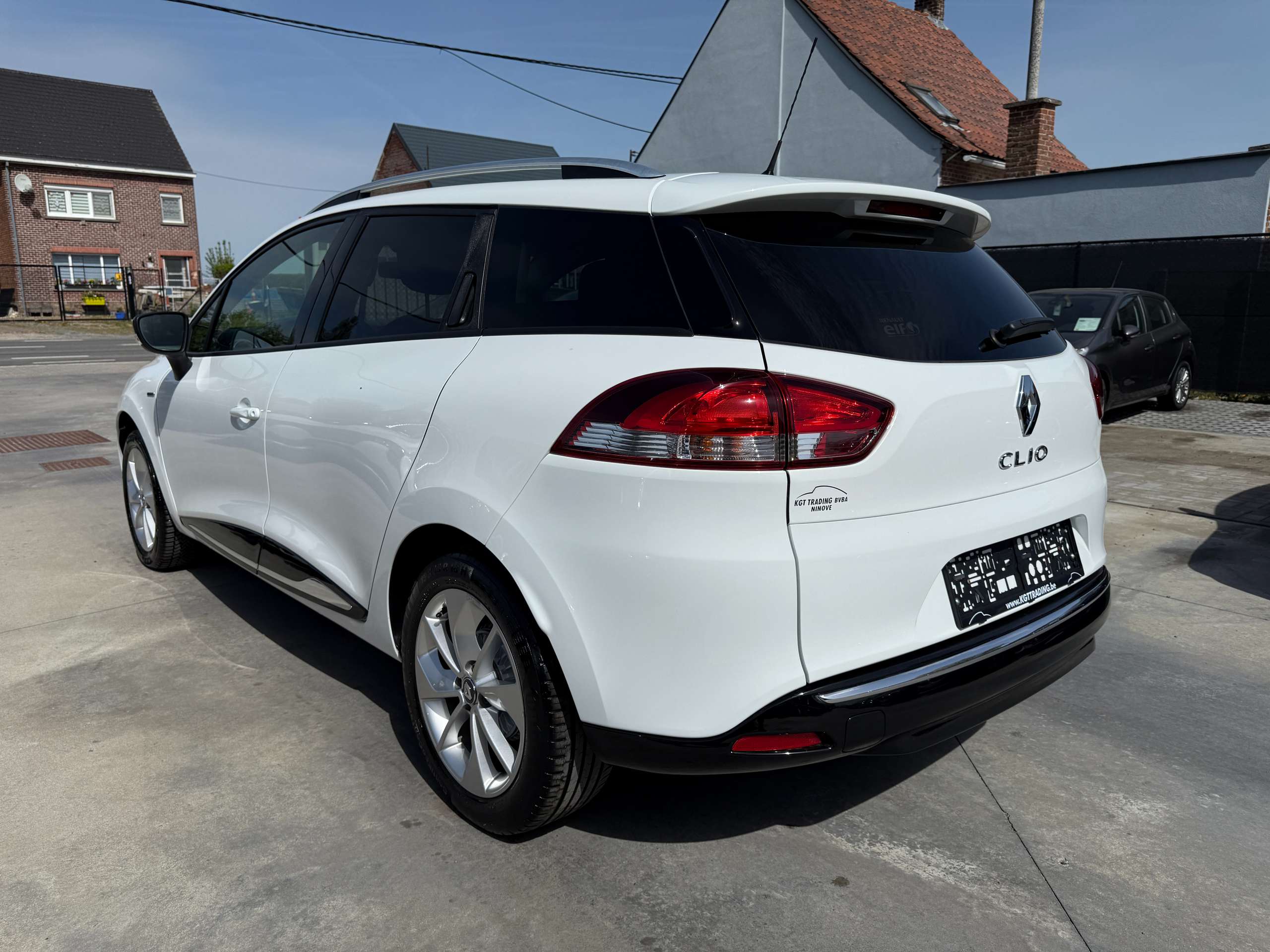 fa86839d-b717-440d-8fc8-458d638edff77-renault-clio-1-2i-limited-break-navigatie-bluetooth-alu-led-airco.jpg