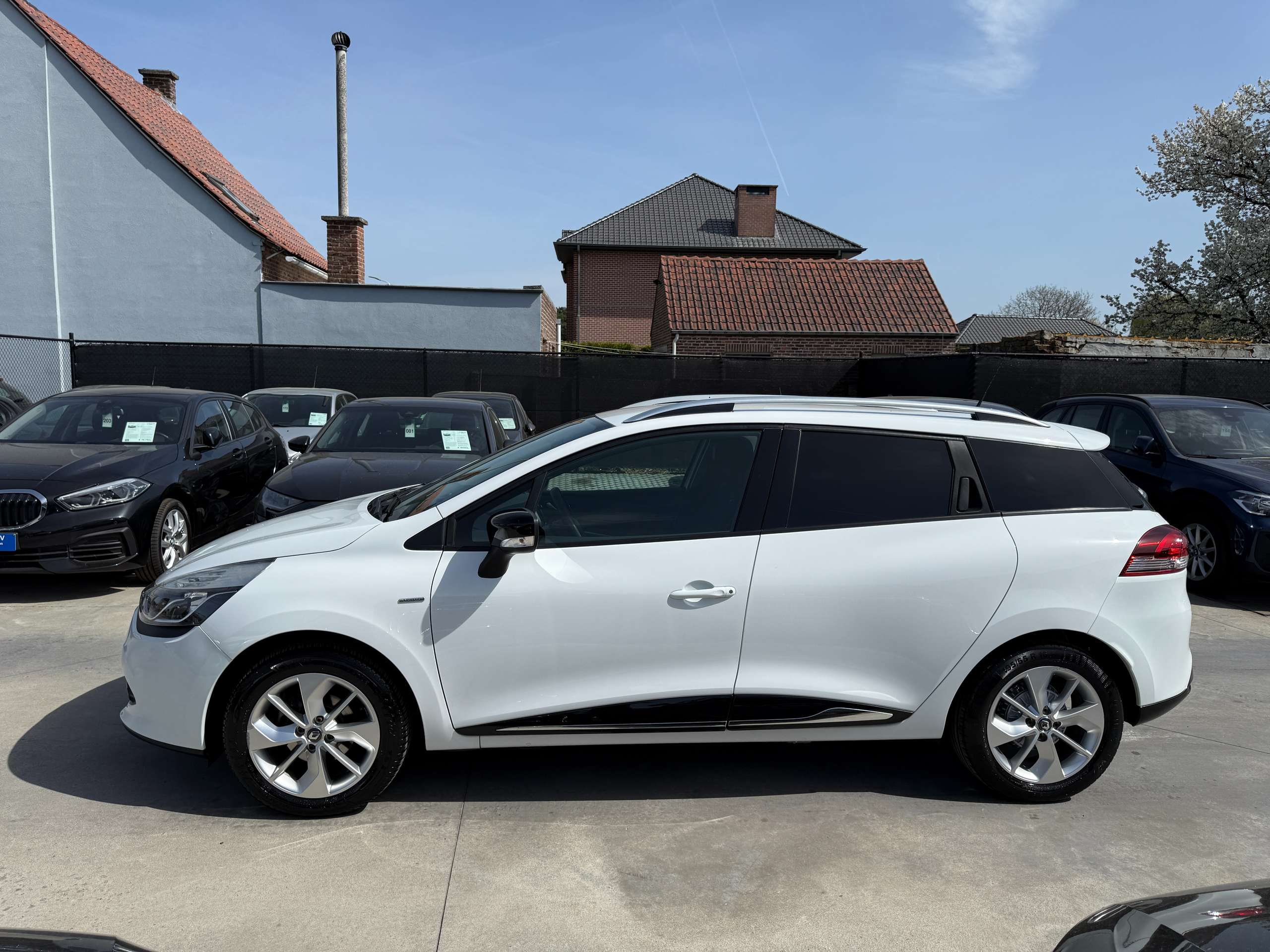 fa86839d-b717-440d-8fc8-458d638edff78-renault-clio-1-2i-limited-break-navigatie-bluetooth-alu-led-airco.jpg