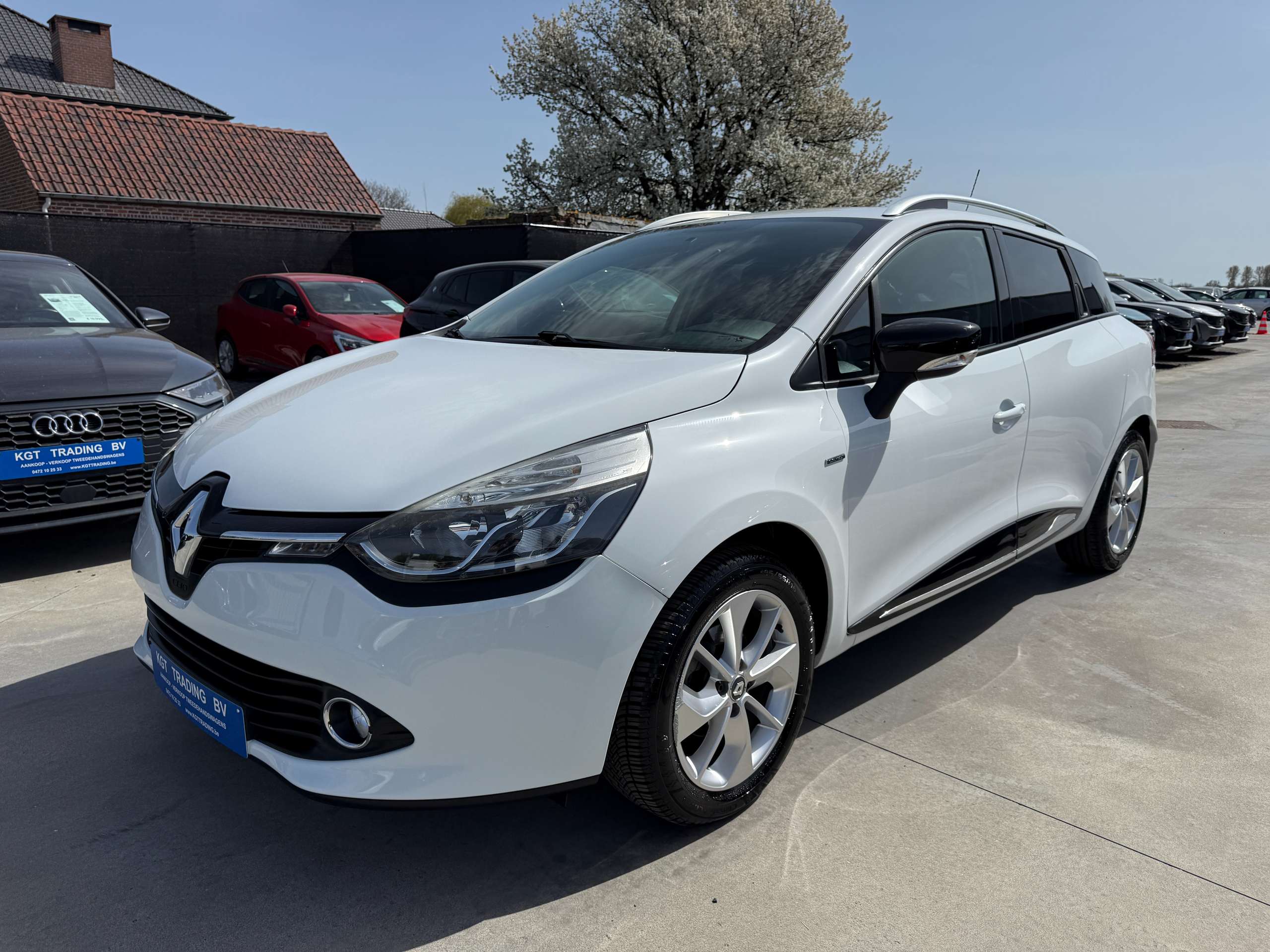 fa86839d-b717-440d-8fc8-458d638edff79-renault-clio-1-2i-limited-break-navigatie-bluetooth-alu-led-airco.jpg