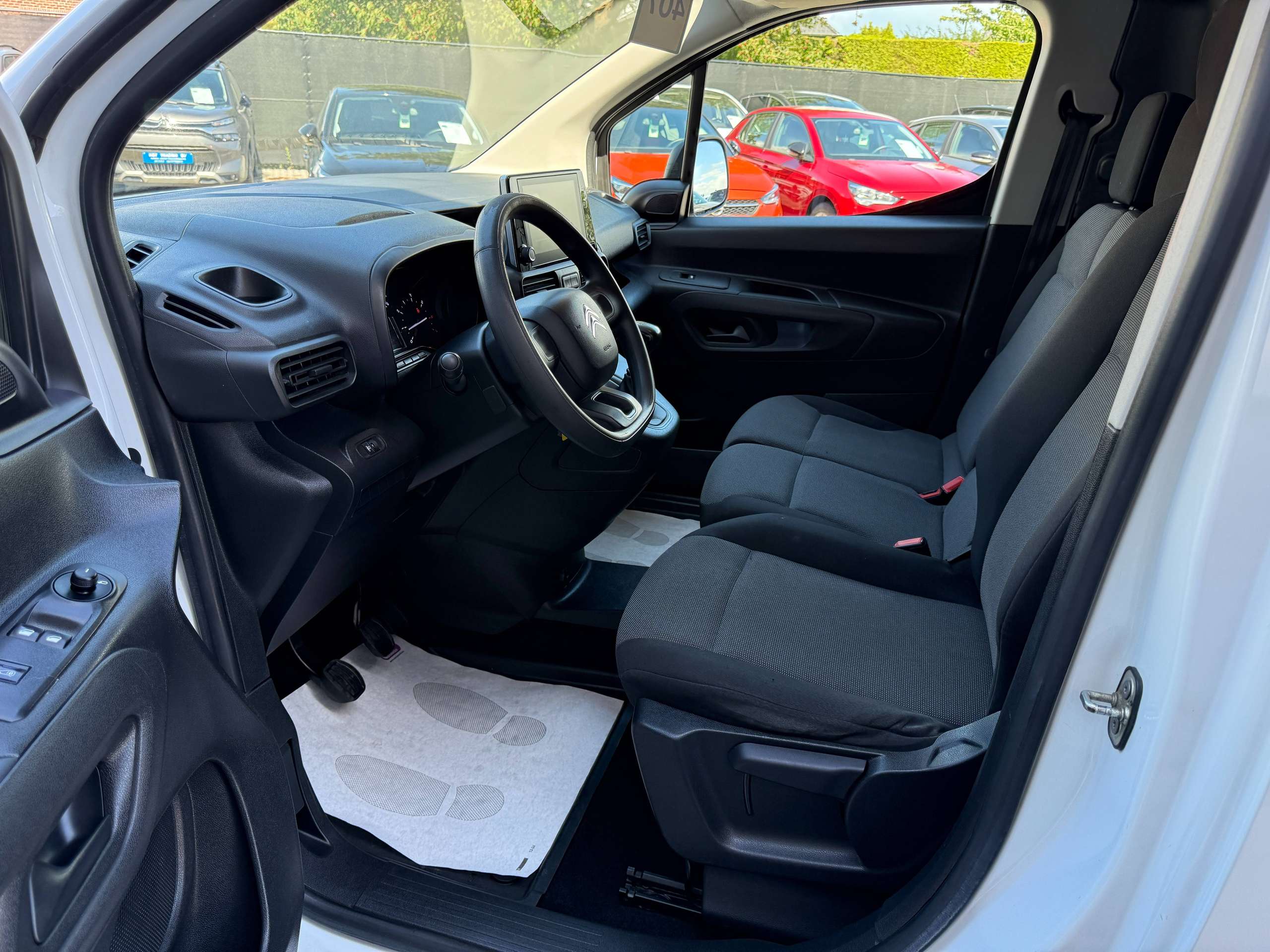fb51072a-05e7-4d35-bf11-506dfee2721111-citroen-berlingo-1-2i-3-zit-lichte-vracht-carplay-pdc-bluetooth-airco.jpg