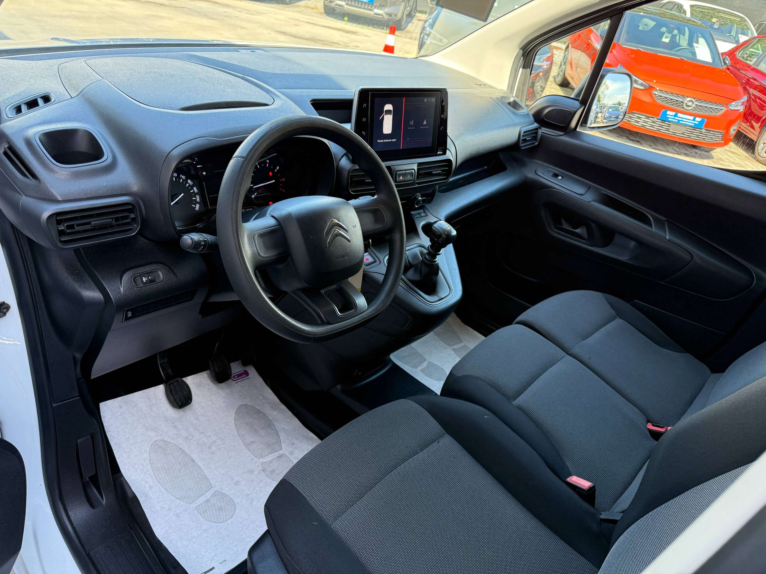 fb51072a-05e7-4d35-bf11-506dfee2721112-citroen-berlingo-1-2i-3-zit-lichte-vracht-carplay-pdc-bluetooth-airco.jpg