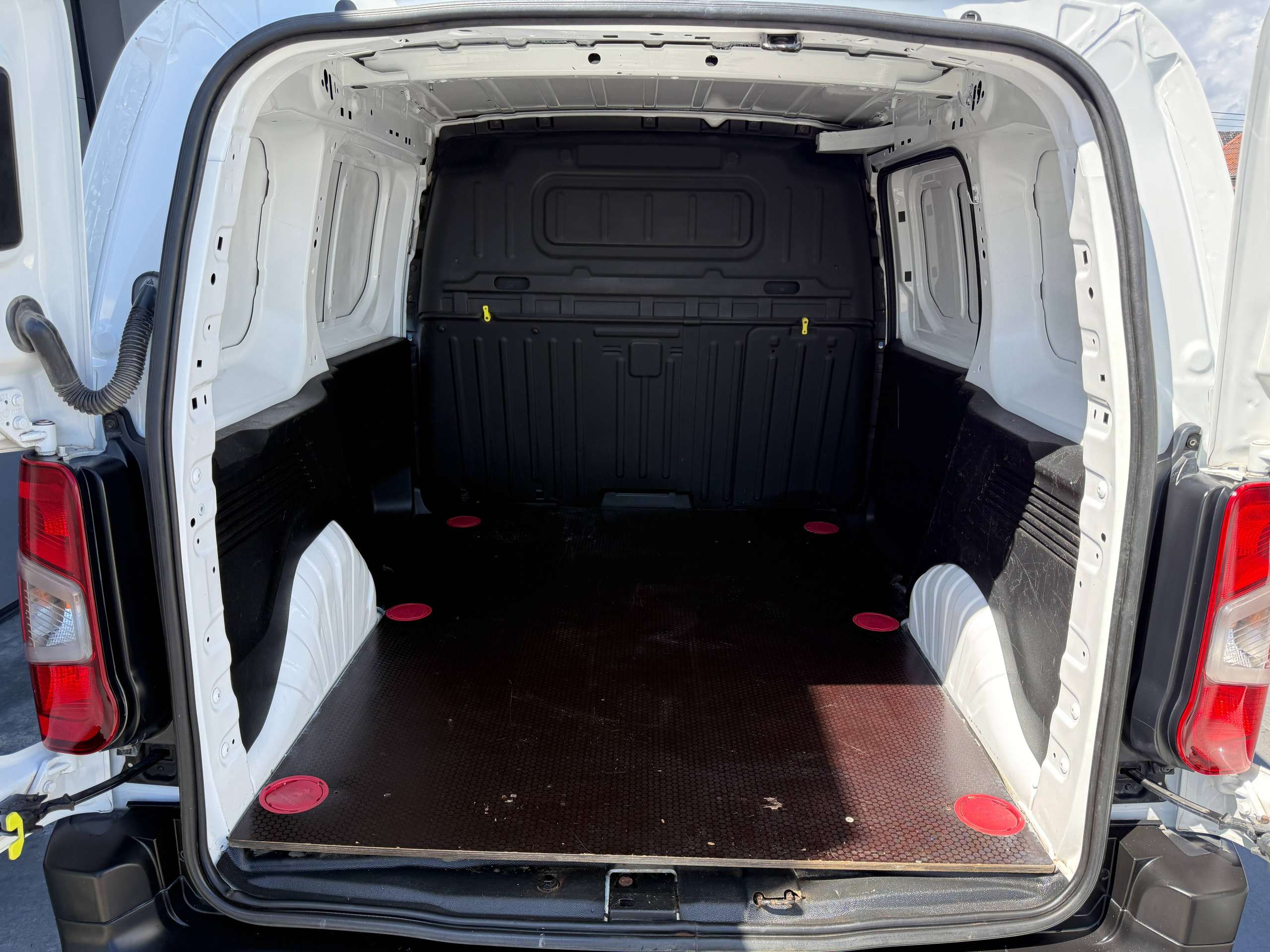fb51072a-05e7-4d35-bf11-506dfee2721113-citroen-berlingo-1-2i-3-zit-lichte-vracht-carplay-pdc-bluetooth-airco.jpg