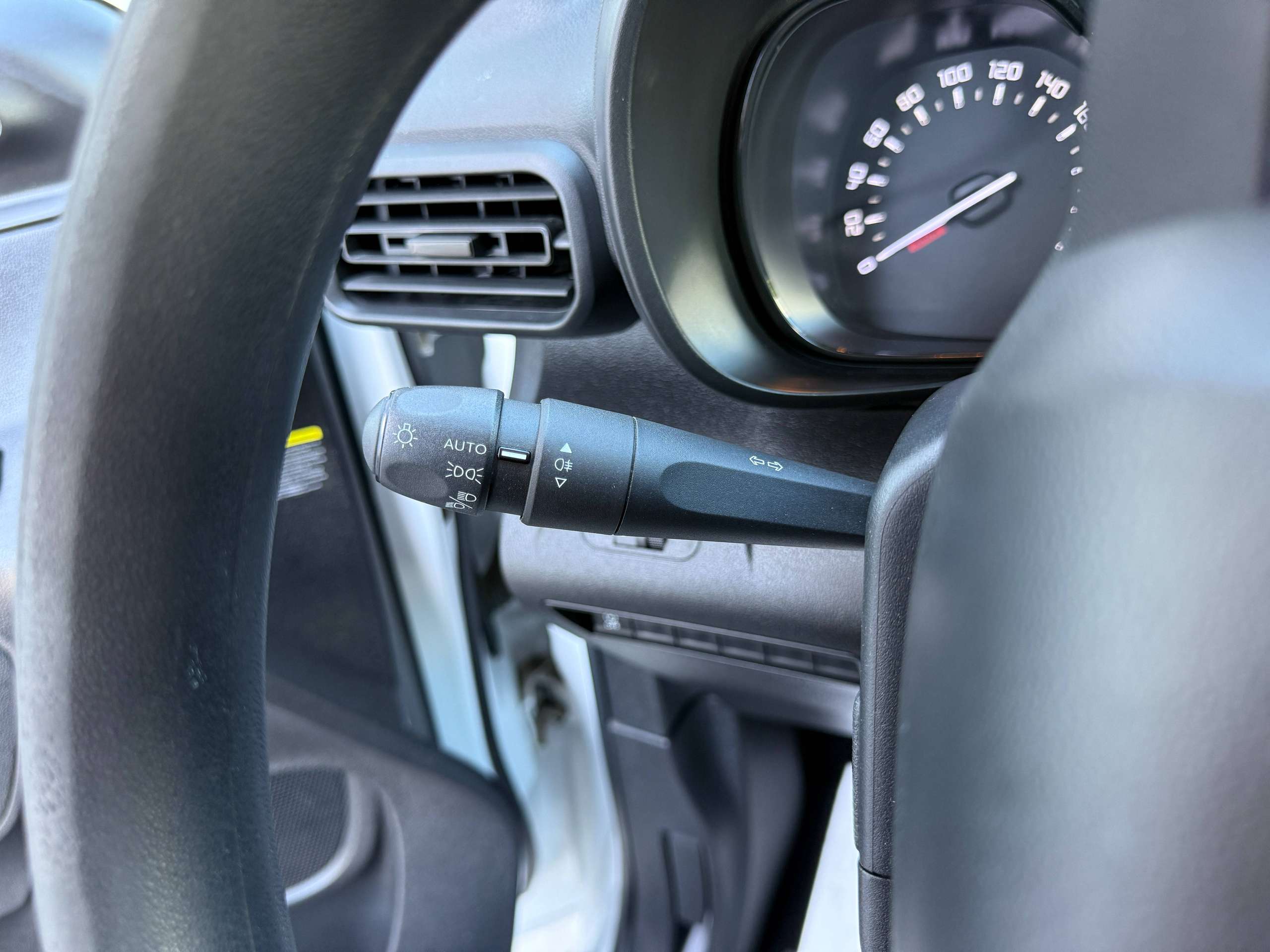 fb51072a-05e7-4d35-bf11-506dfee2721117-citroen-berlingo-1-2i-3-zit-lichte-vracht-carplay-pdc-bluetooth-airco.jpg