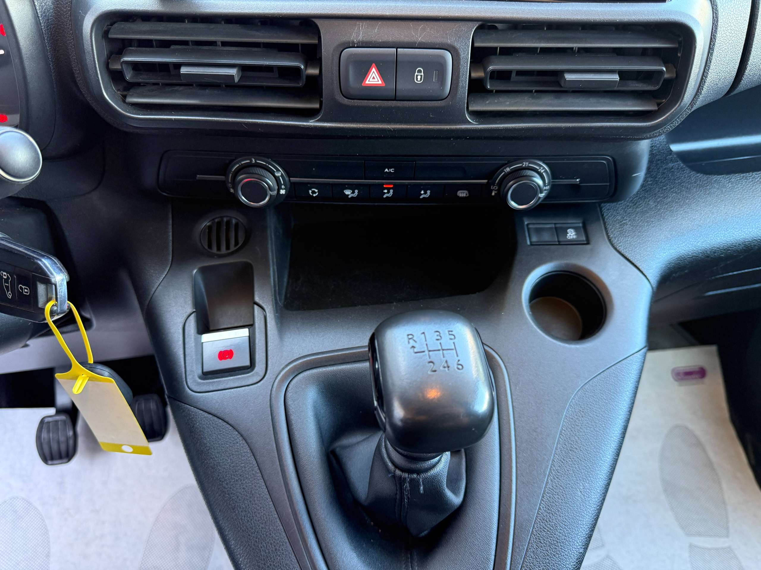 fb51072a-05e7-4d35-bf11-506dfee2721119-citroen-berlingo-1-2i-3-zit-lichte-vracht-carplay-pdc-bluetooth-airco.jpg