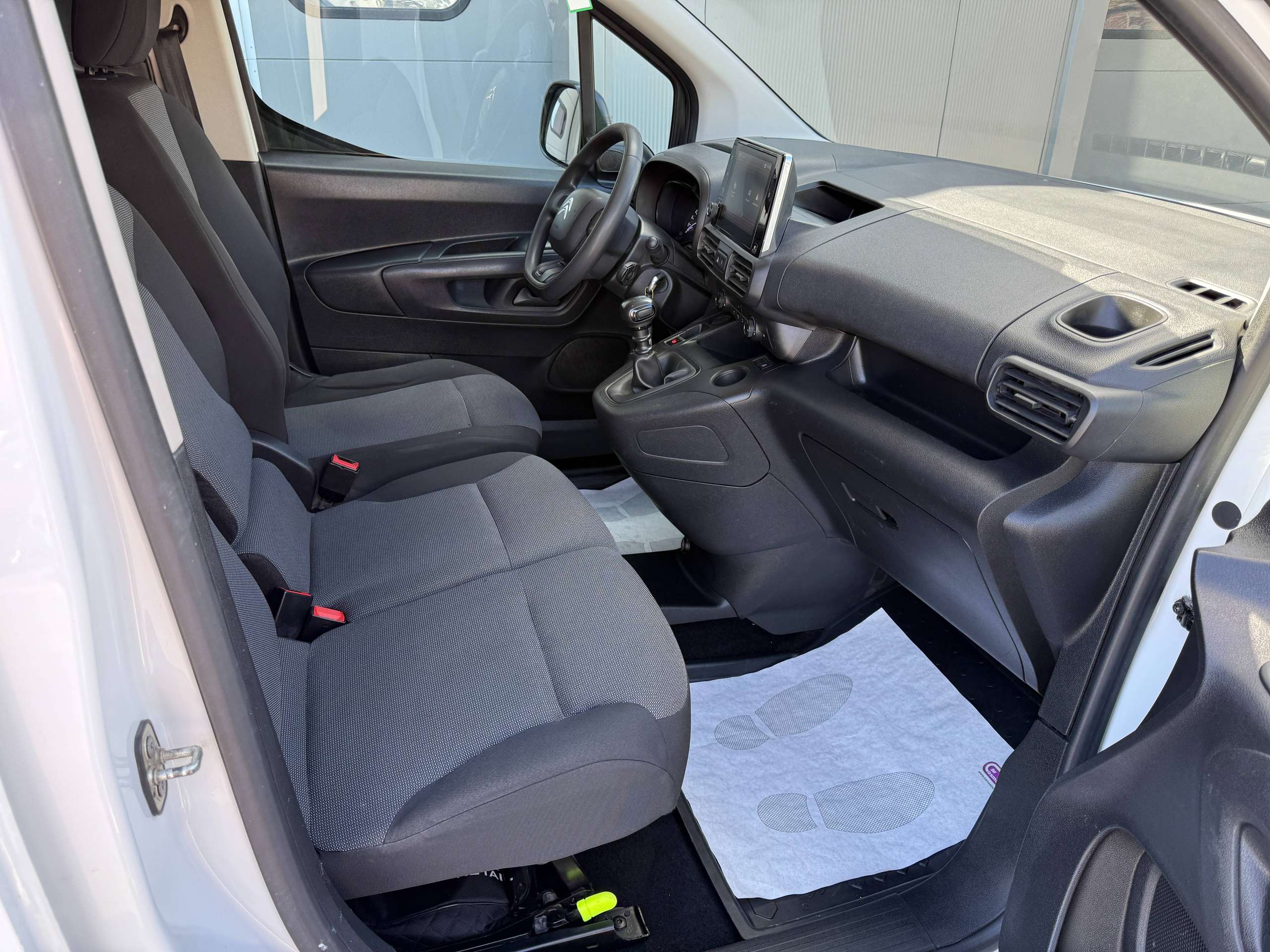 fb51072a-05e7-4d35-bf11-506dfee2721123-citroen-berlingo-1-2i-3-zit-lichte-vracht-carplay-pdc-bluetooth-airco.jpg