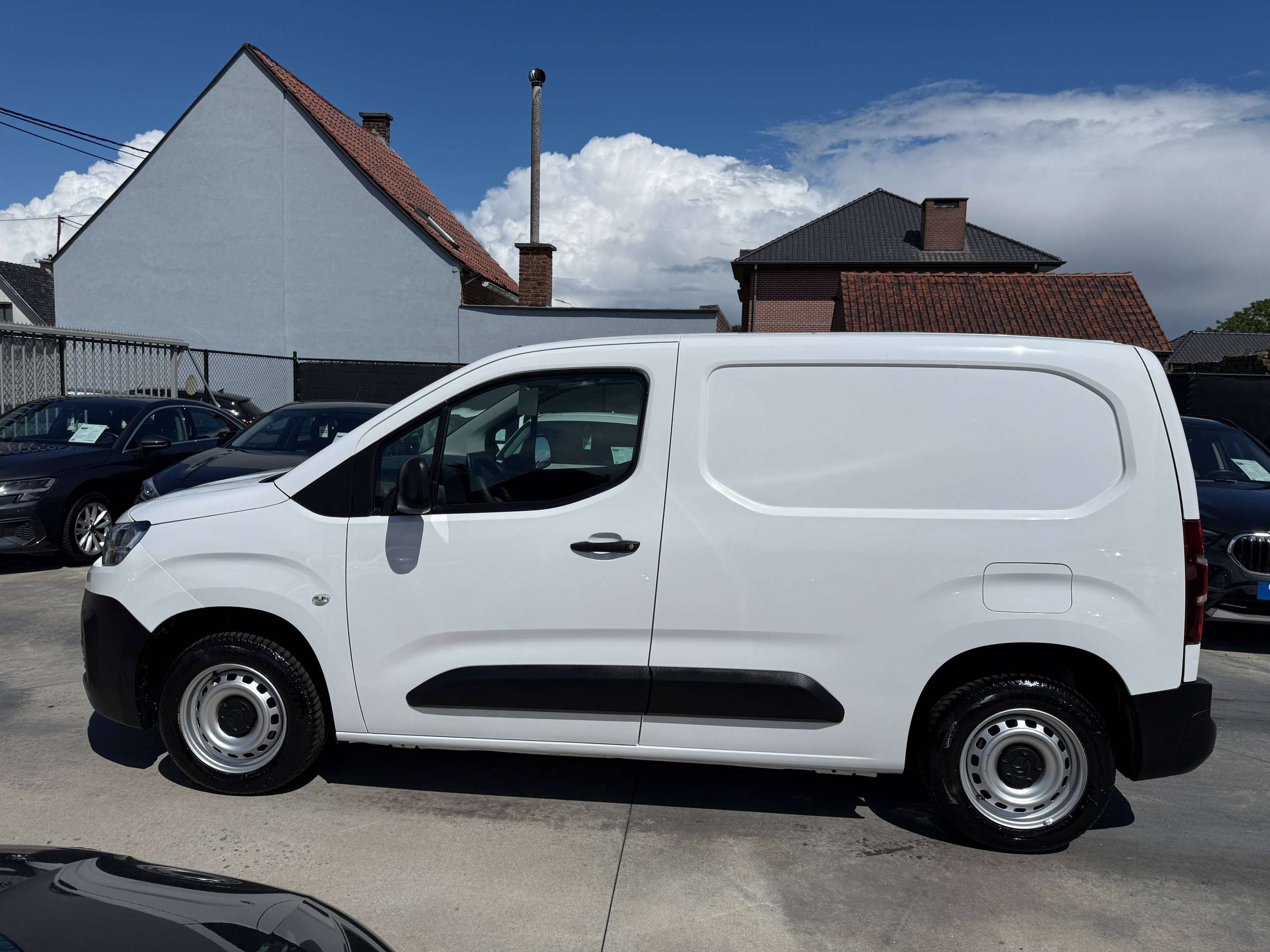 fb51072a-05e7-4d35-bf11-506dfee272118-citroen-berlingo-1-2i-3-zit-lichte-vracht-carplay-pdc-bluetooth-airco.jpg