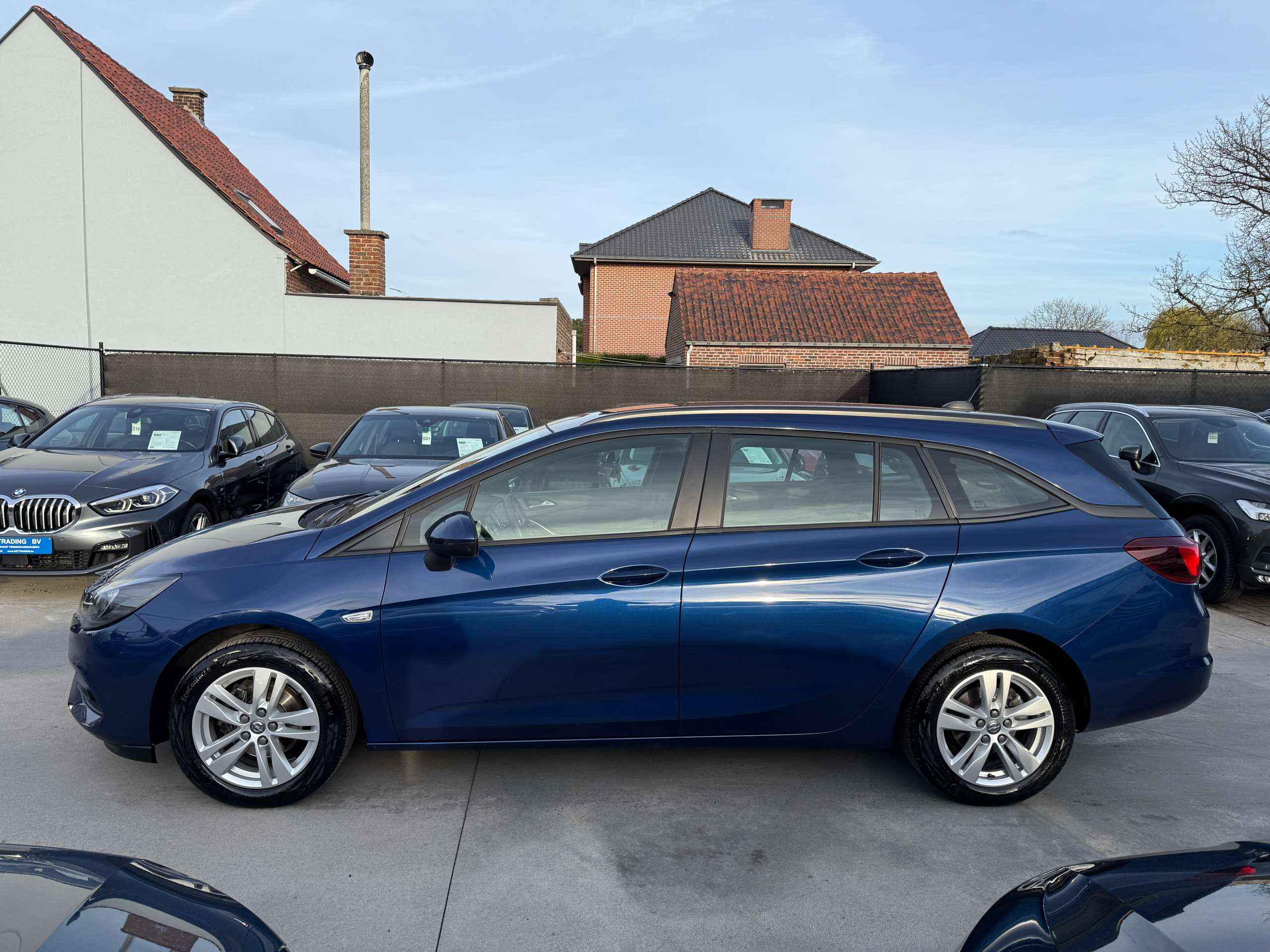 fe10b170-ddf5-45a8-8b8d-4abf096cd01b8-opel-astra-1-2i-tourer-navigatie-carplay-full-led-pdc-alu.jpg