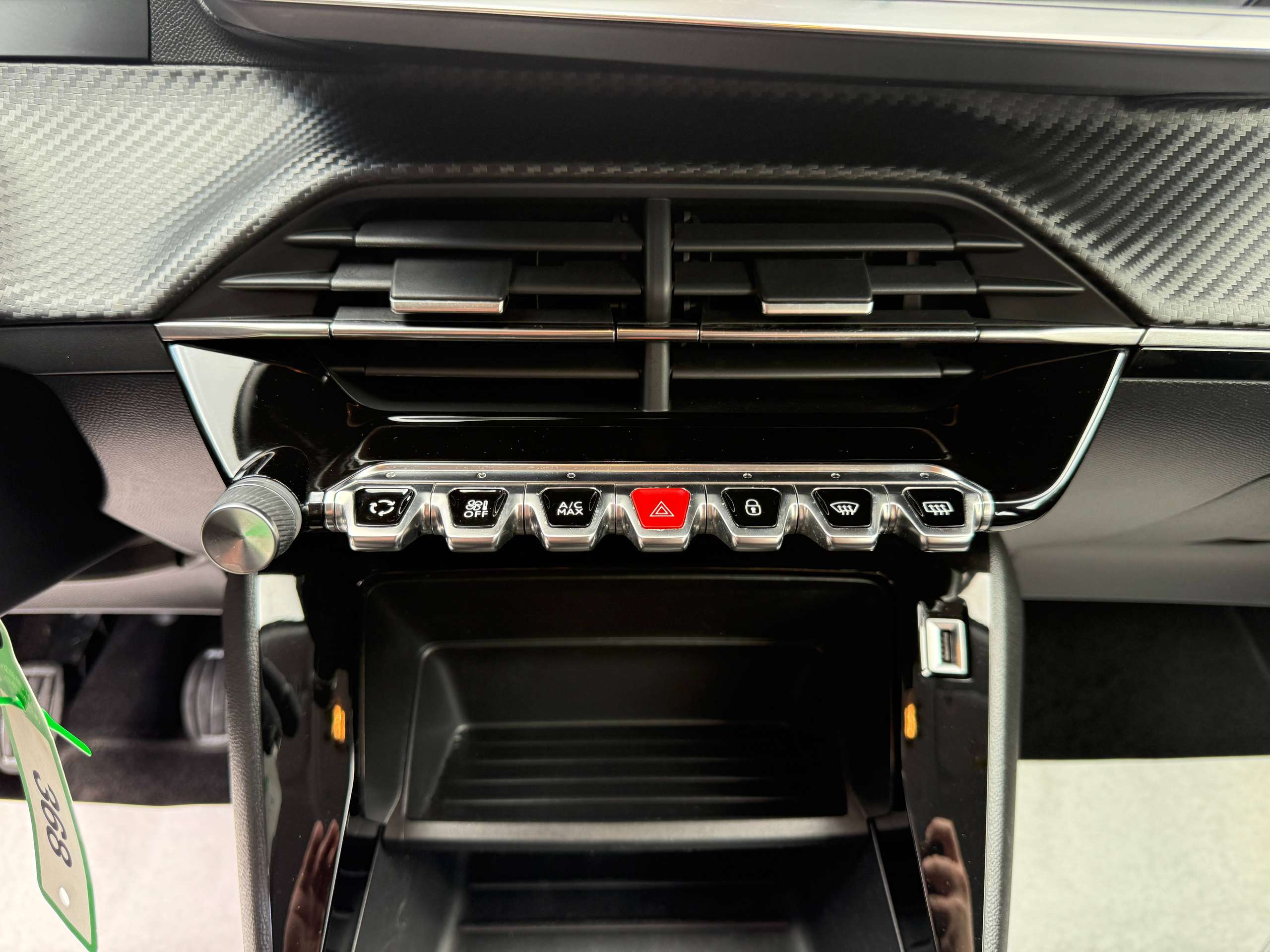 03631577-edec-4a60-86dc-f1f41cc4ebd822-peugeot-2008-1-2i-100pk-carplay-dab-camera-bluetooth-pdc-led-alu-carpass.jpg