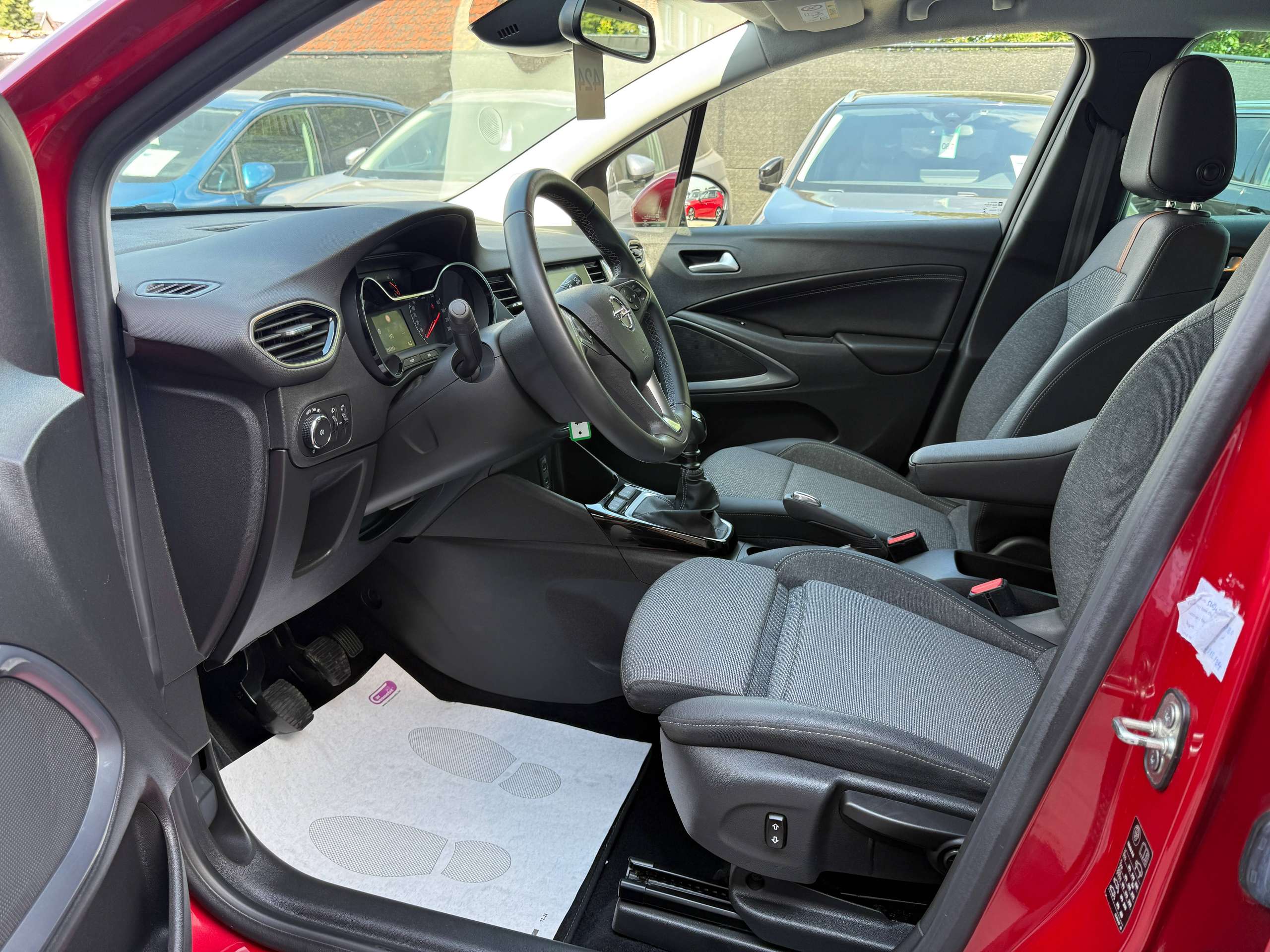 105961f5-329b-414b-80f9-77bb8cbad55913-opel-crossland-1-2i-turbo-110pk-facelift-navigatie-leder-camera-full-led-carplay.jpg