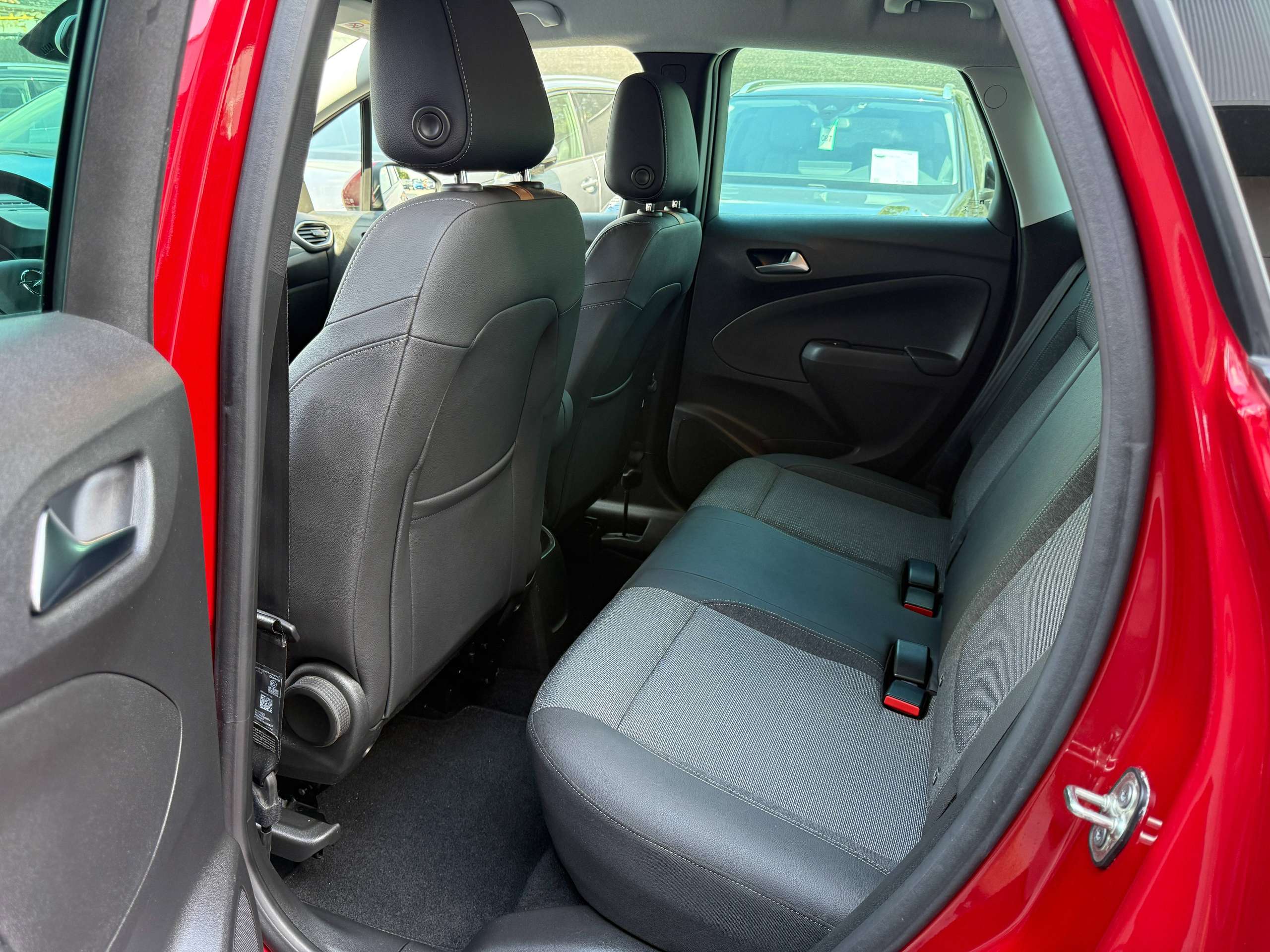 105961f5-329b-414b-80f9-77bb8cbad55915-opel-crossland-1-2i-turbo-110pk-facelift-navigatie-leder-camera-full-led-carplay.jpg
