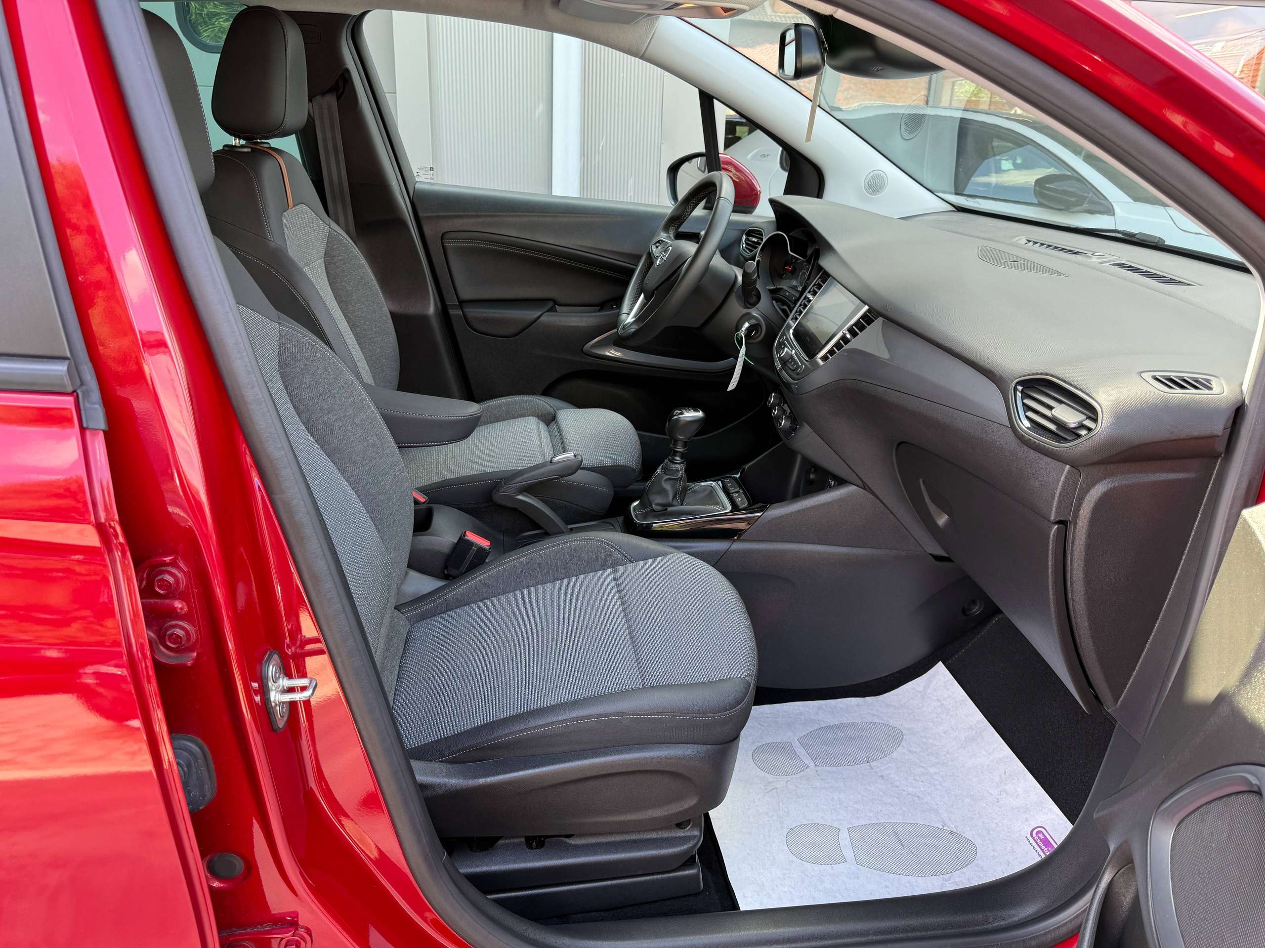 105961f5-329b-414b-80f9-77bb8cbad55928-opel-crossland-1-2i-turbo-110pk-facelift-navigatie-leder-camera-full-led-carplay.jpg