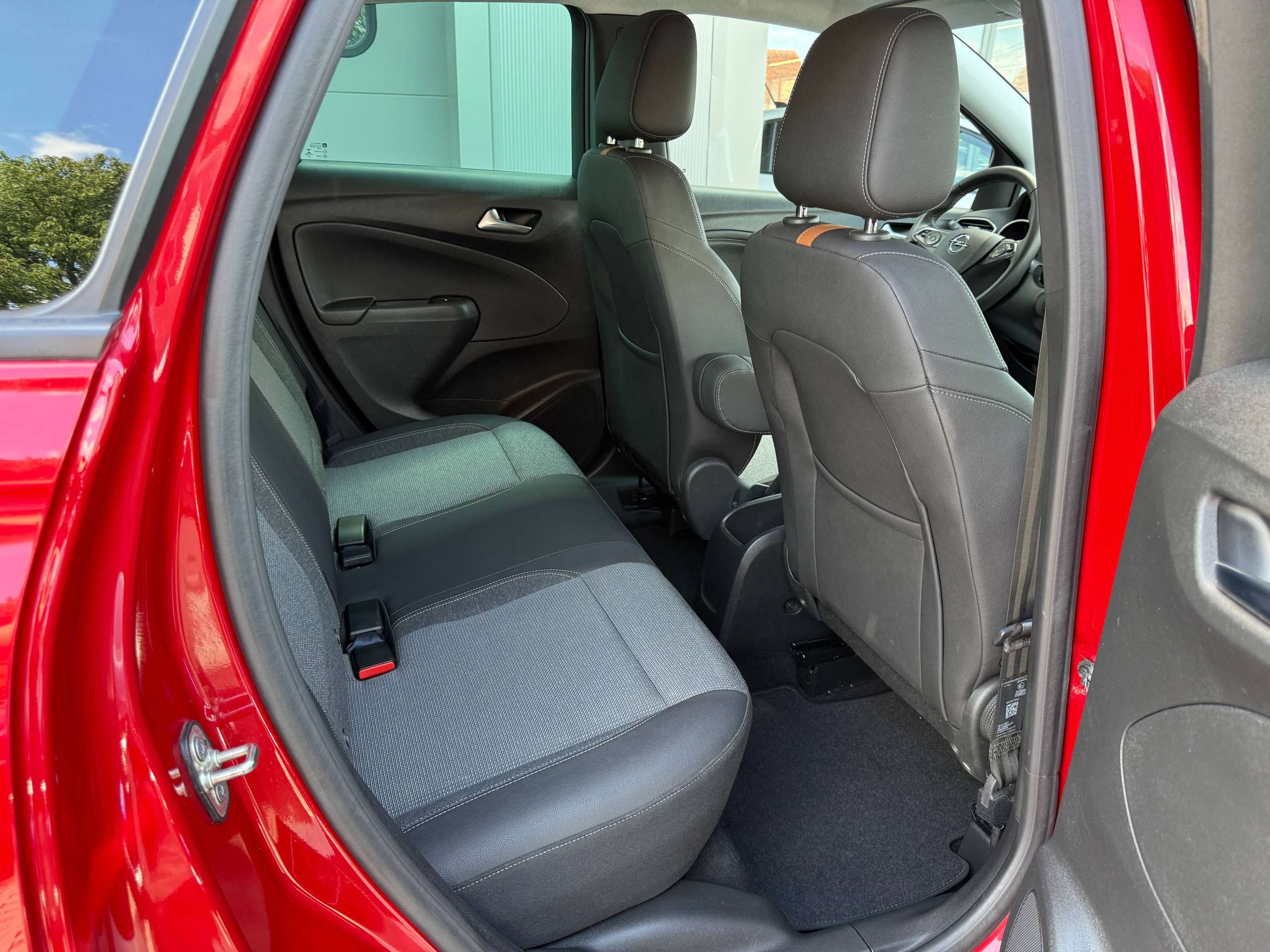 105961f5-329b-414b-80f9-77bb8cbad55932-opel-crossland-1-2i-turbo-110pk-facelift-navigatie-leder-camera-full-led-carplay.jpg