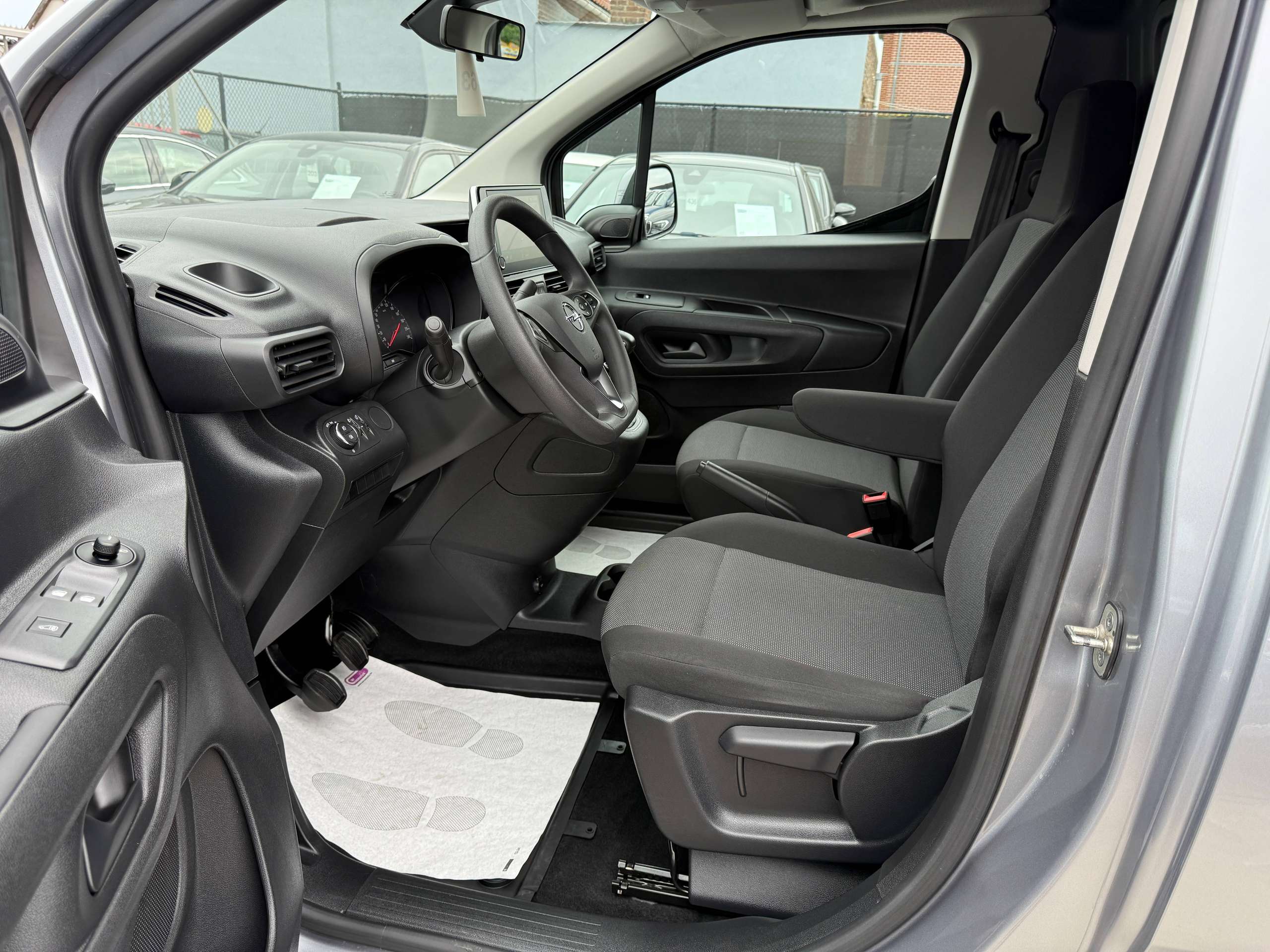 3083bbf3-760f-4b91-9aed-94c04dfa03df12-opel-combo-1-2i-110pk-lichte-vracht-navigatie-carplay-pdc-airco-bluetooth.jpg