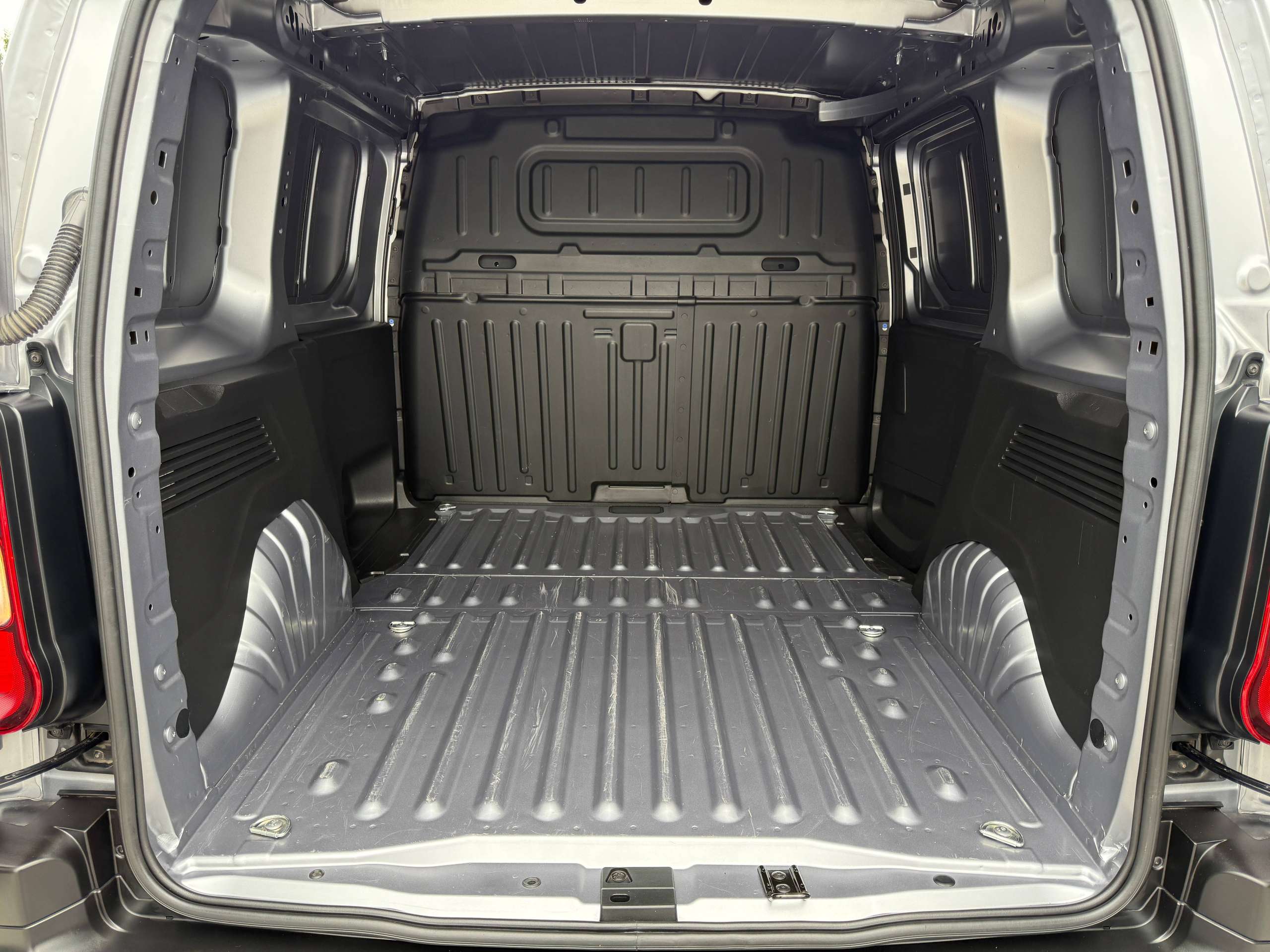 3083bbf3-760f-4b91-9aed-94c04dfa03df14-opel-combo-1-2i-110pk-lichte-vracht-navigatie-carplay-pdc-airco-bluetooth.jpg