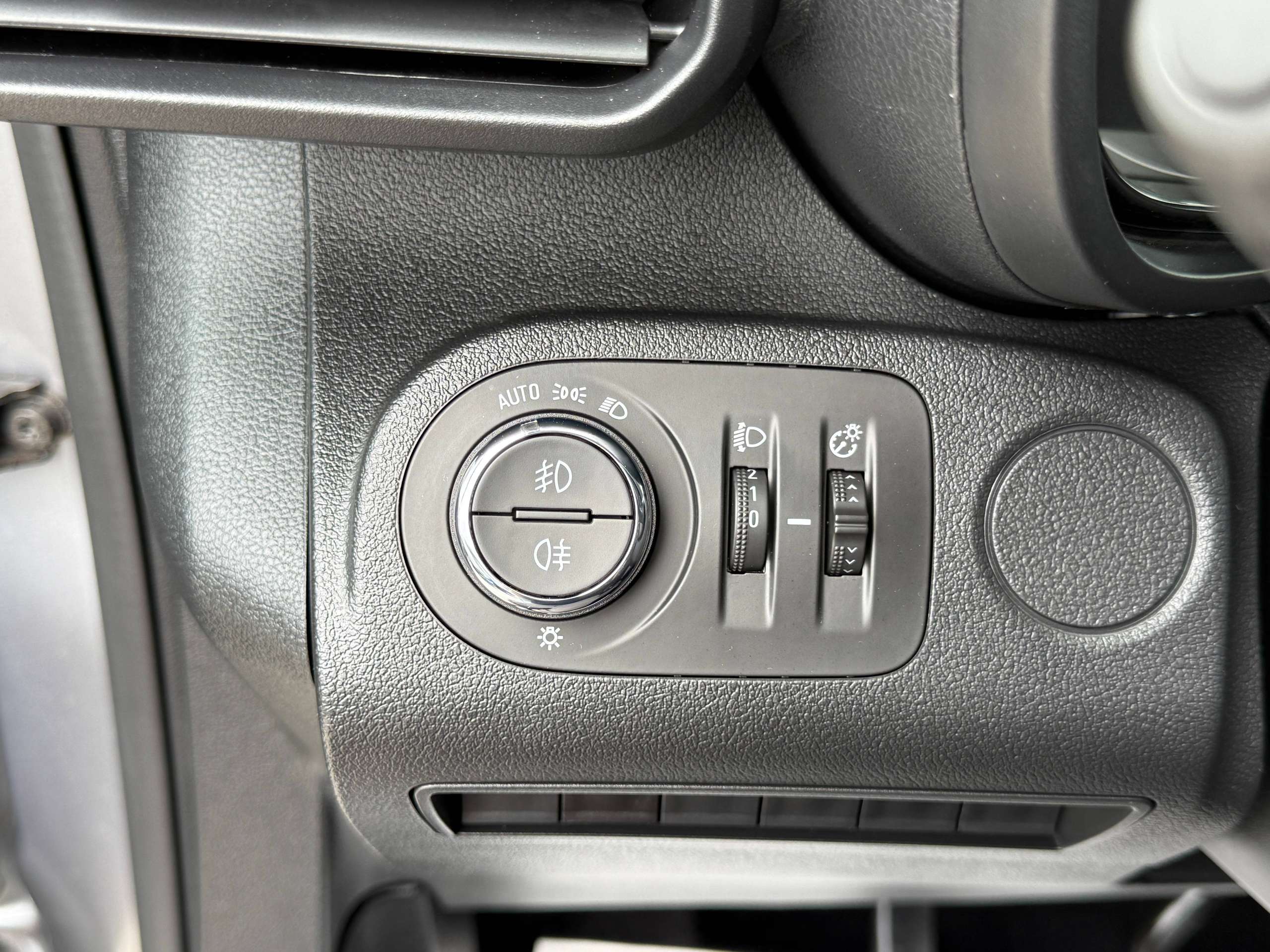 3083bbf3-760f-4b91-9aed-94c04dfa03df17-opel-combo-1-2i-110pk-lichte-vracht-navigatie-carplay-pdc-airco-bluetooth.jpg