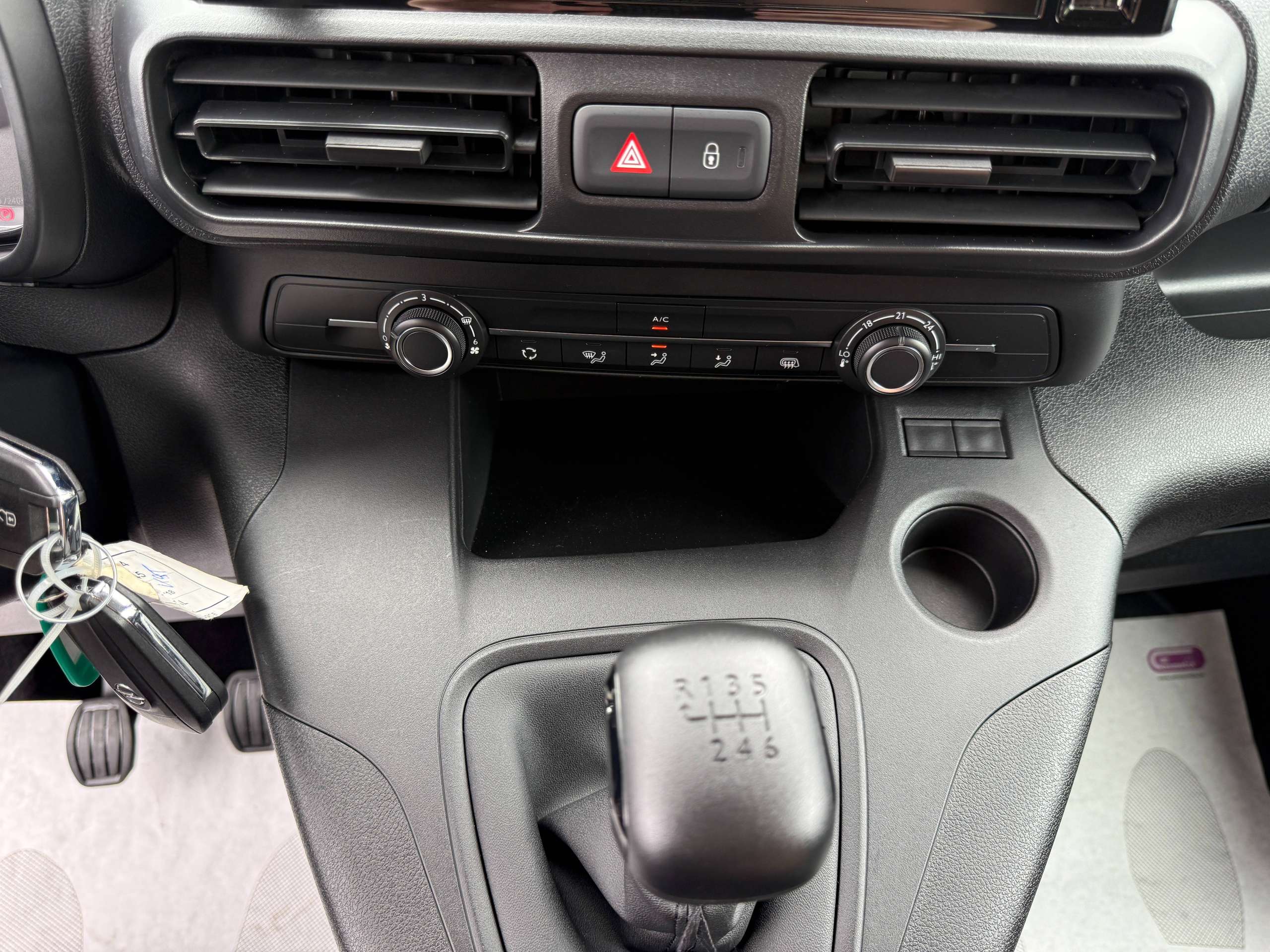 3083bbf3-760f-4b91-9aed-94c04dfa03df25-opel-combo-1-2i-110pk-lichte-vracht-navigatie-carplay-pdc-airco-bluetooth.jpg